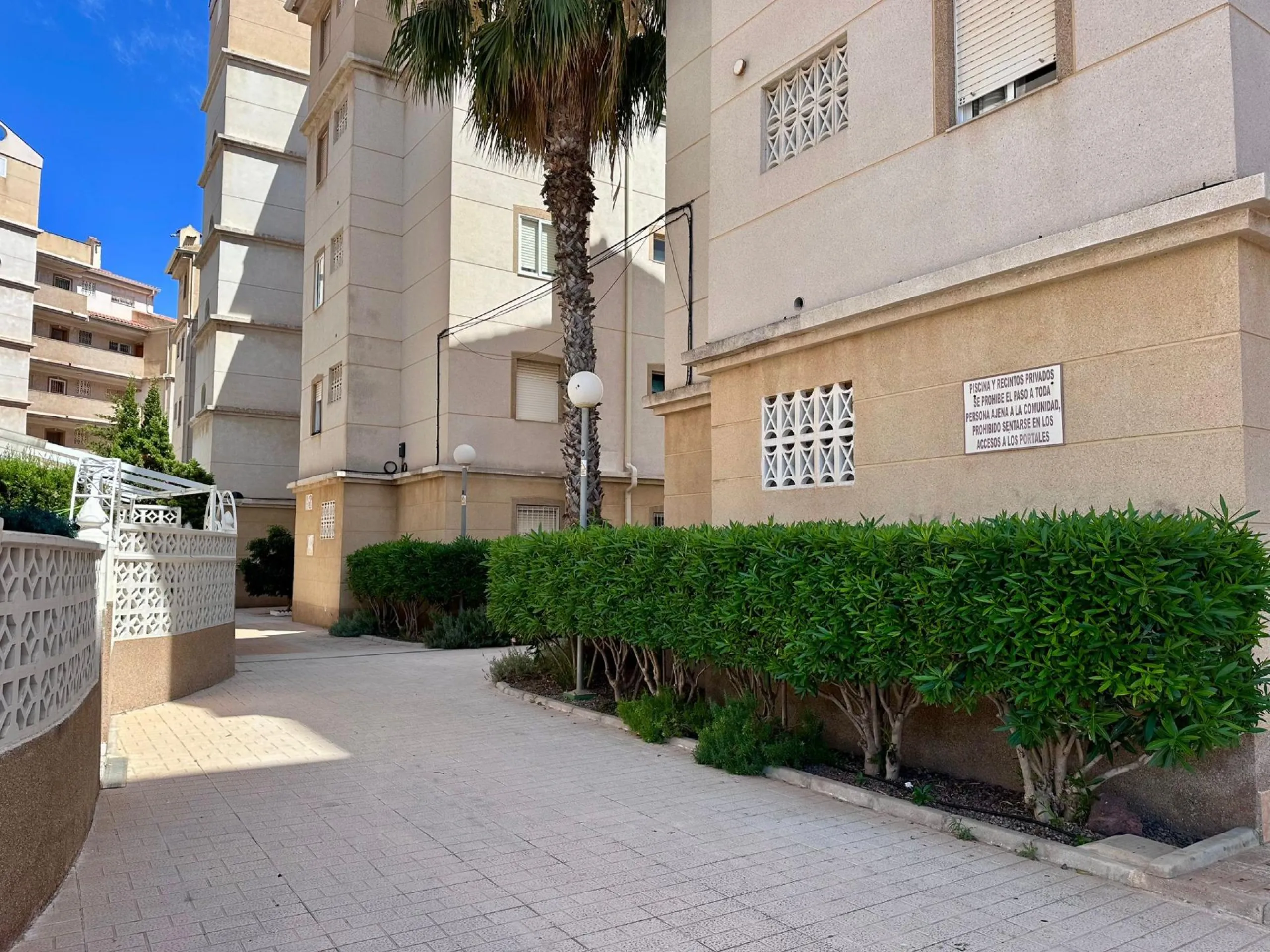 Fully renovated apartment in a gated community 400 meters from Playa de Los Locos