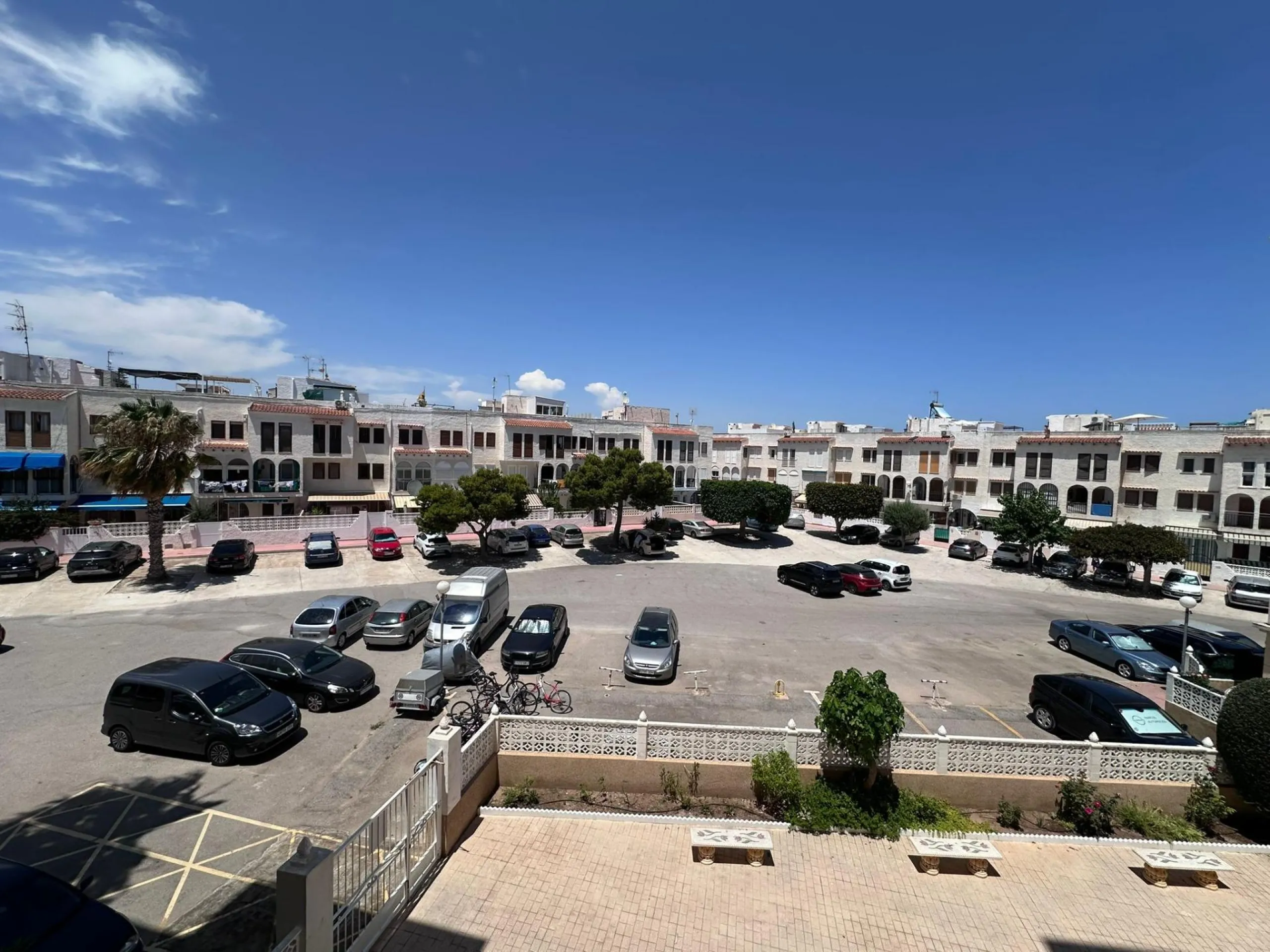 Fully renovated apartment in a gated community 400 meters from Playa de Los Locos