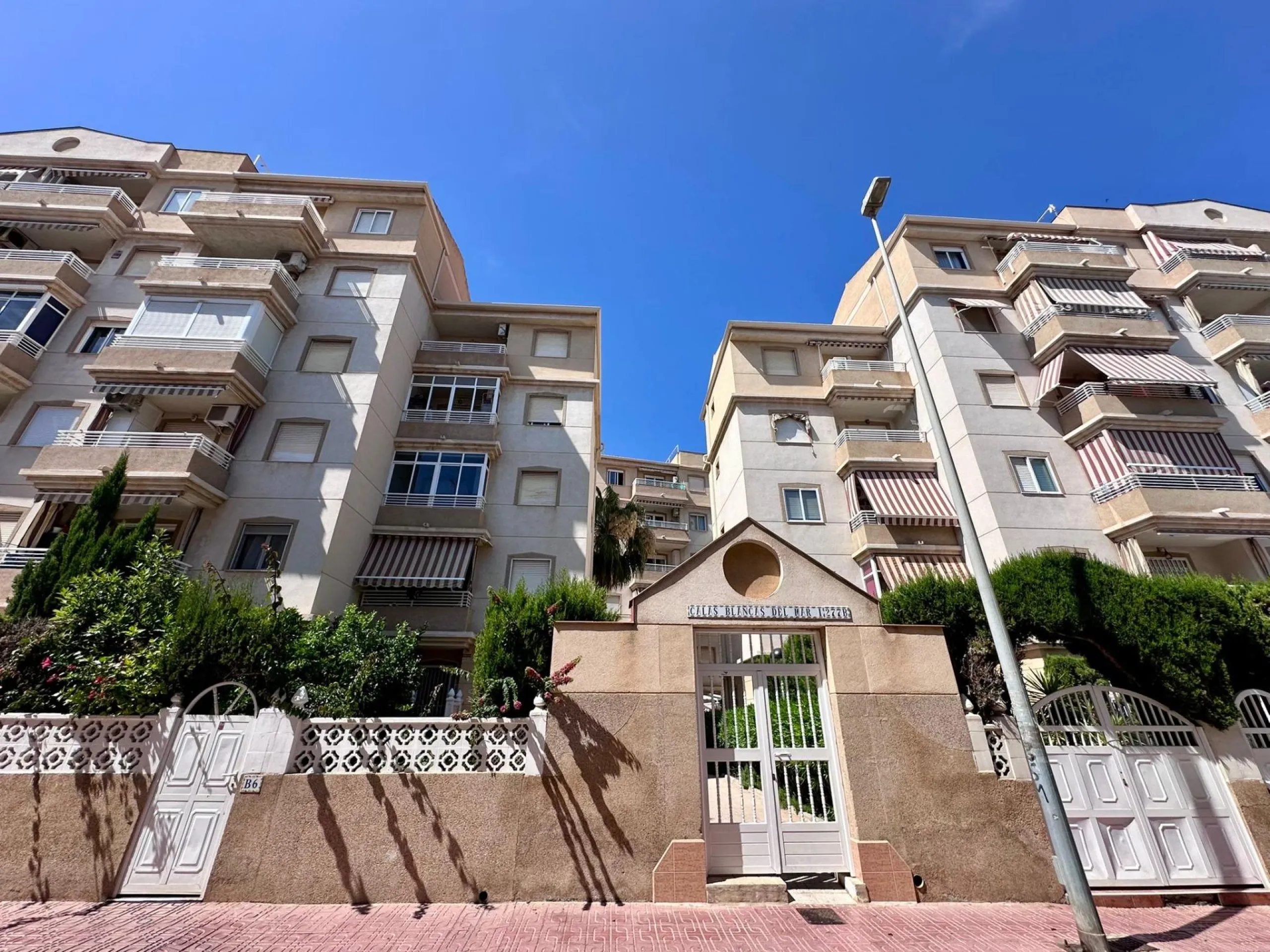 Fully renovated apartment in a gated community 400 meters from Playa de Los Locos