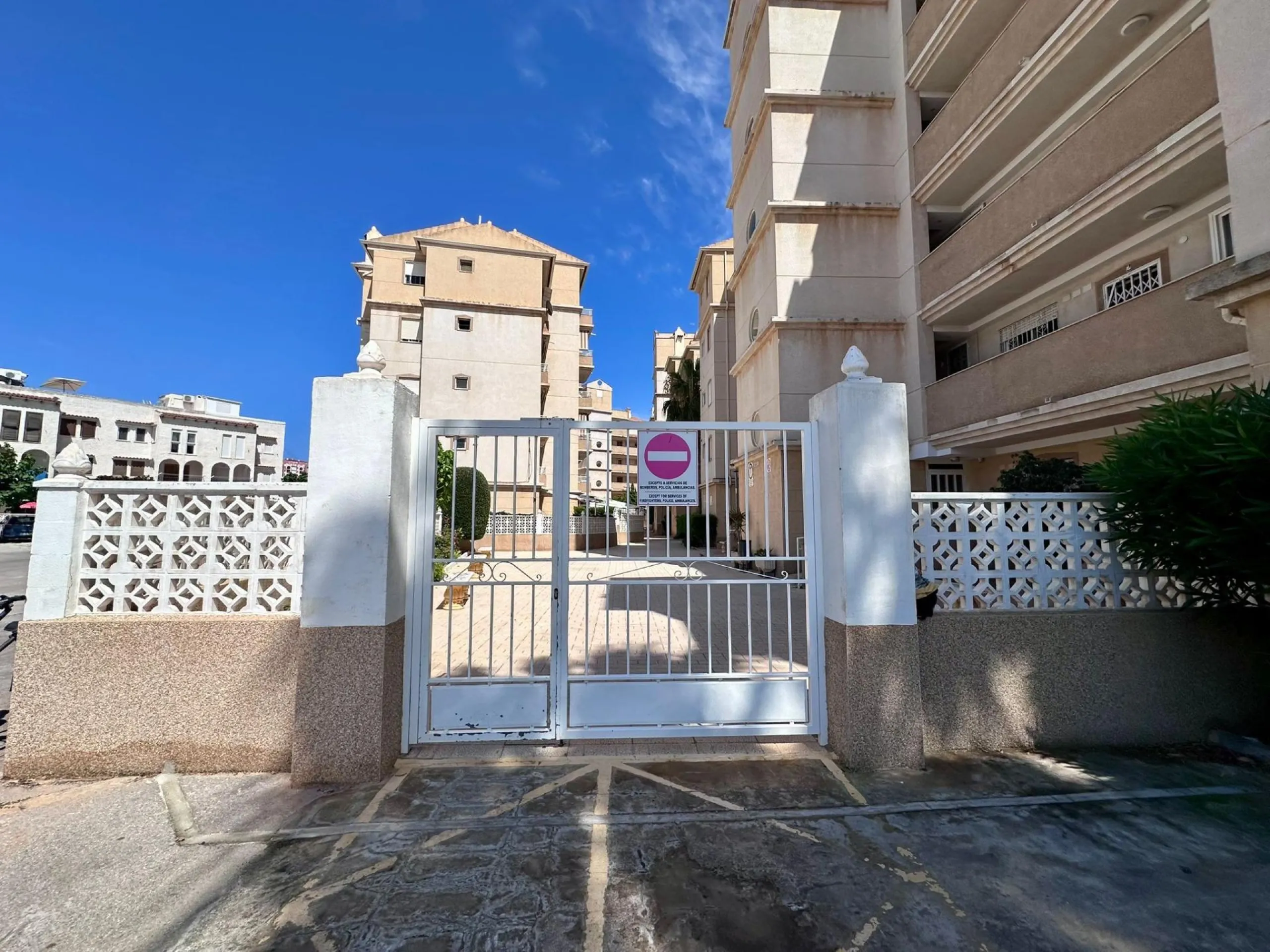 Fully renovated apartment in a gated community 400 meters from Playa de Los Locos