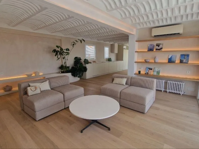 Penthouse with designer renovation and two terraces, in a historic building in the Palacio neighborhood.