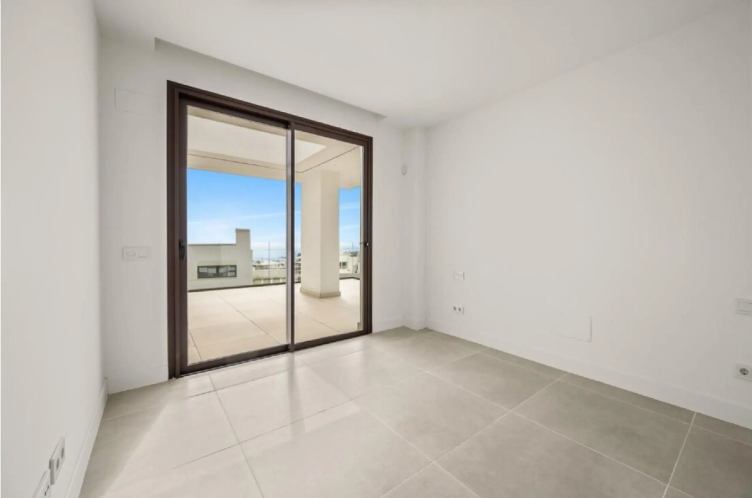 Discover elevated Mediterranean living in this striking penthouse in Reserva del Higuerón, ideally situated just a short 400-meter walk from the beaches of Fuengirola.
