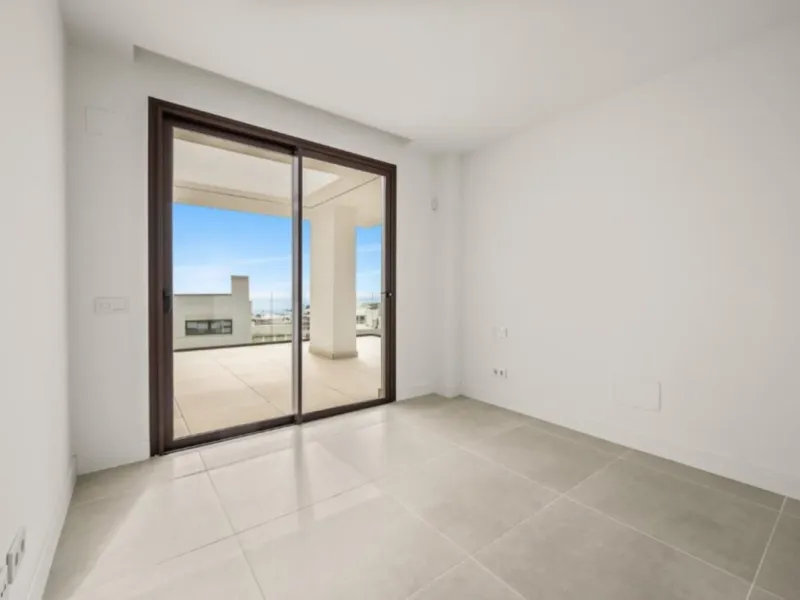 Discover elevated Mediterranean living in this striking penthouse in Reserva del Higuerón, ideally situated just a short 400-meter walk from the beaches of Fuengirola.