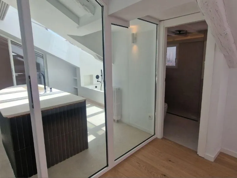 Penthouse with designer renovation and two terraces, in a historic building in the Palacio neighborhood.