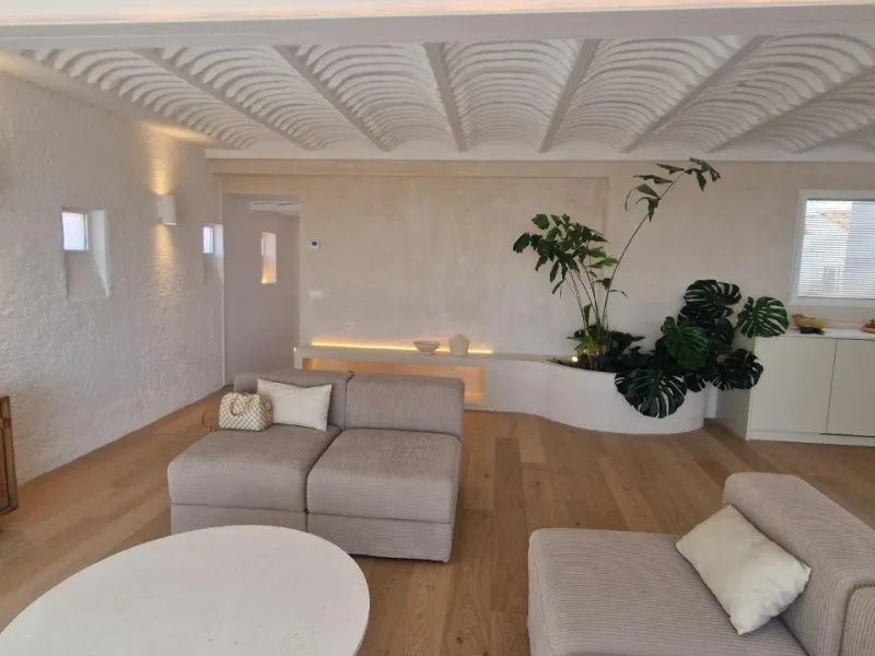 Penthouse with designer renovation and two terraces, in a historic building in the Palacio neighborhood.