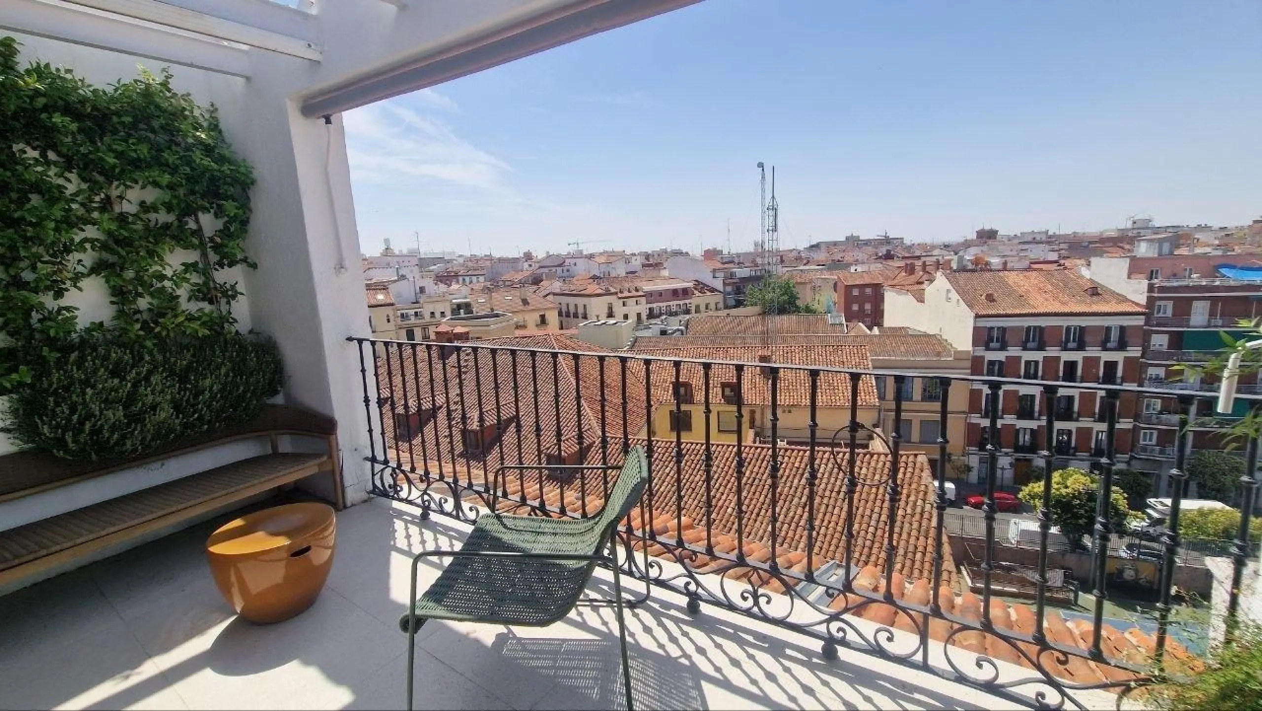 Penthouse with designer renovation and two terraces, in a historic building in the Palacio neighborhood.