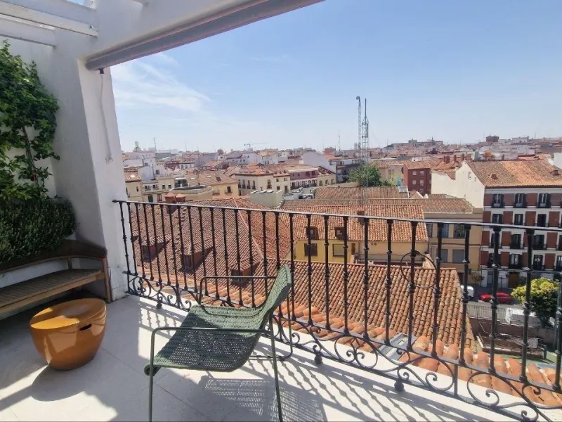 Penthouse with designer renovation and two terraces, in a historic building in the Palacio neighborhood.