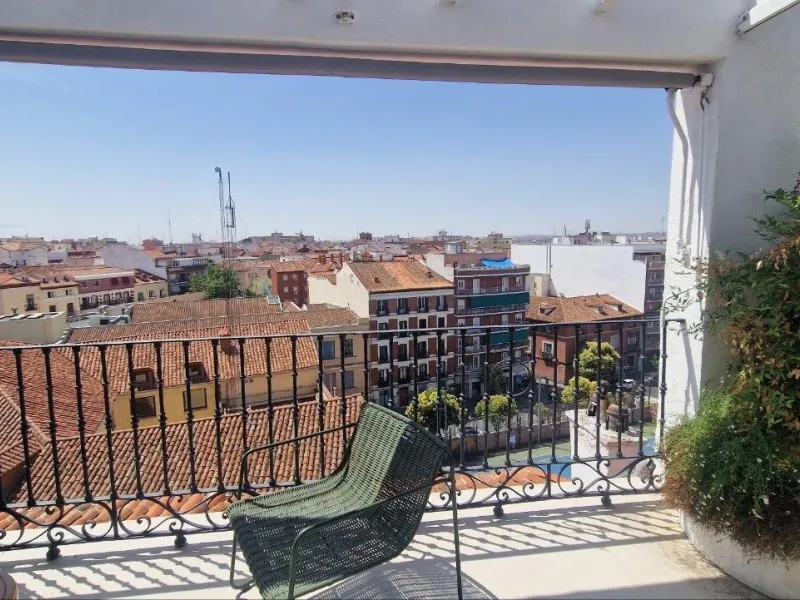 Penthouse with designer renovation and two terraces, in a historic building in the Palacio neighborhood.