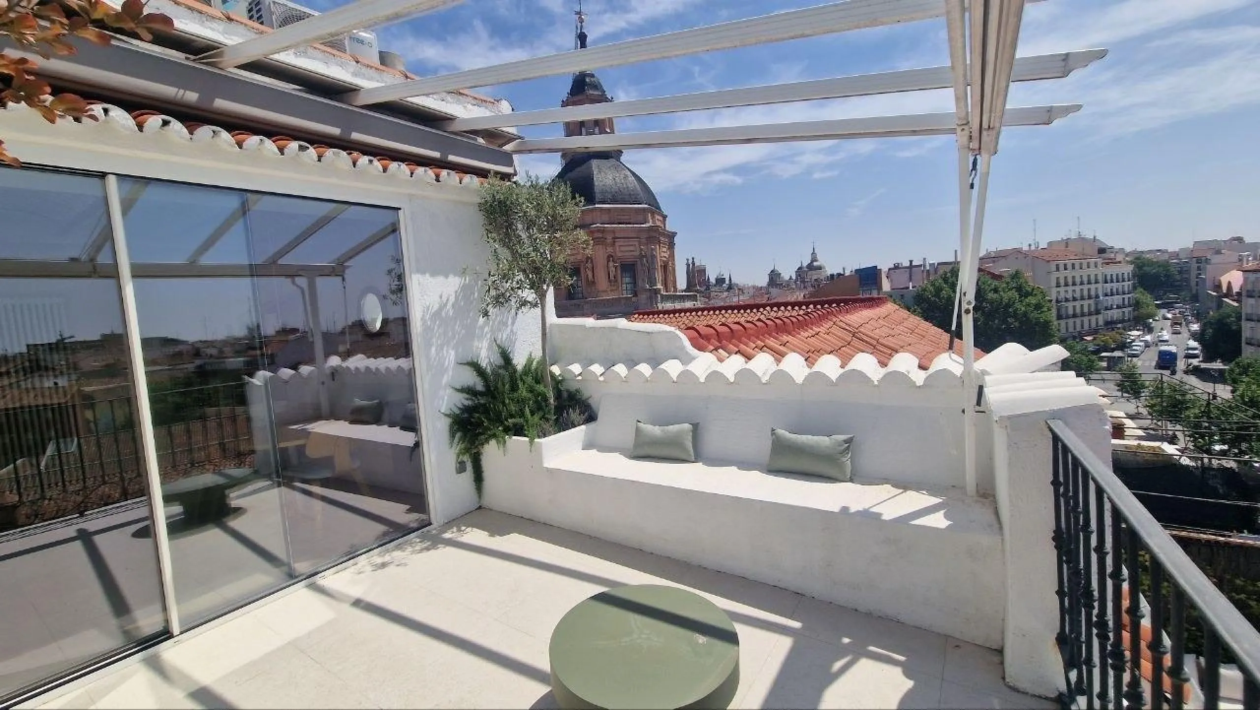 Penthouse with designer renovation and two terraces, in a historic building in the Palacio neighborhood.