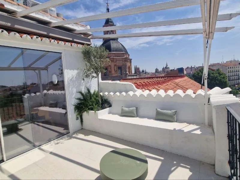 Penthouse with designer renovation and two terraces, in a historic building in the Palacio neighborhood.