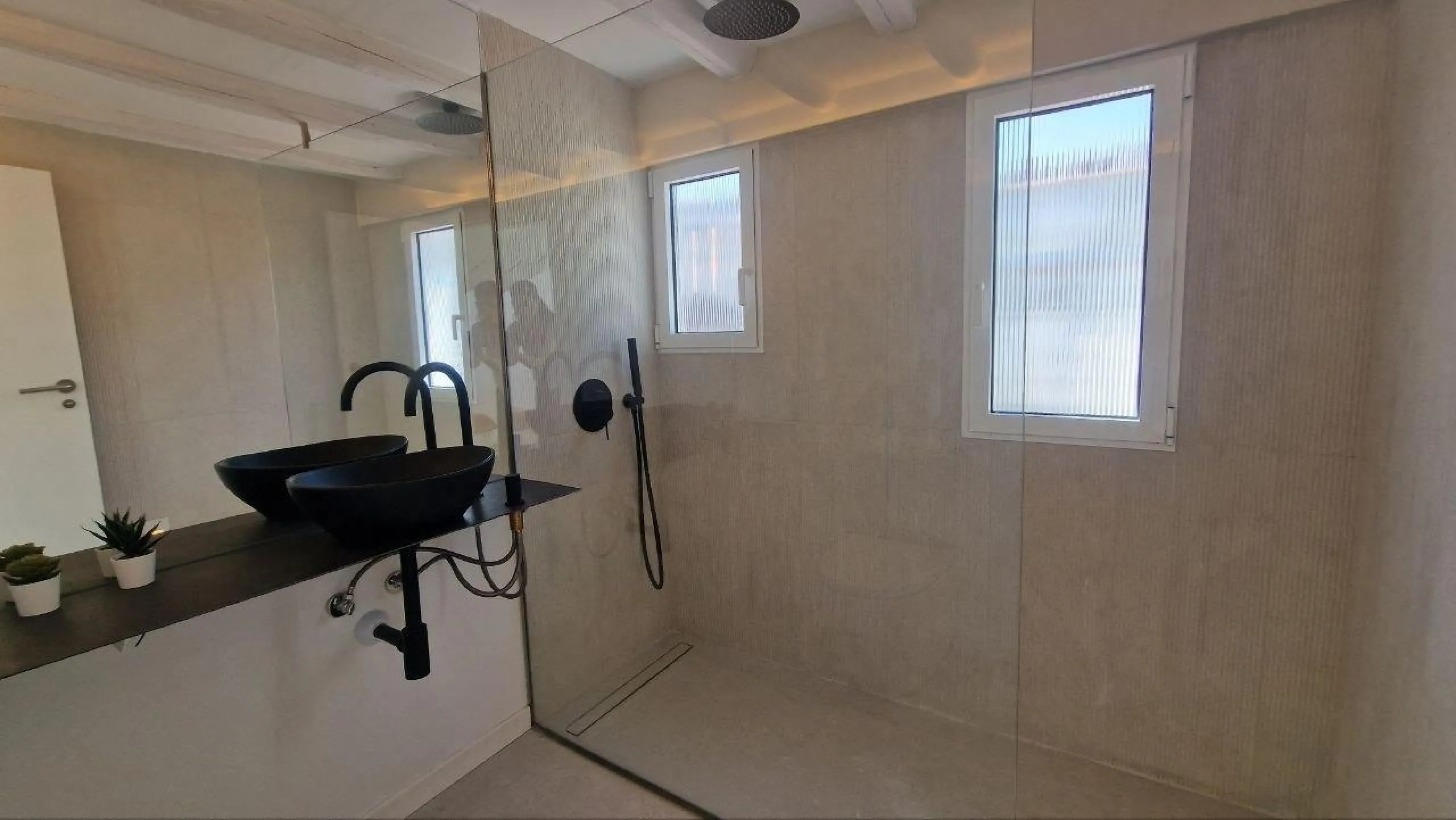 Penthouse with designer renovation and two terraces, in a historic building in the Palacio neighborhood.