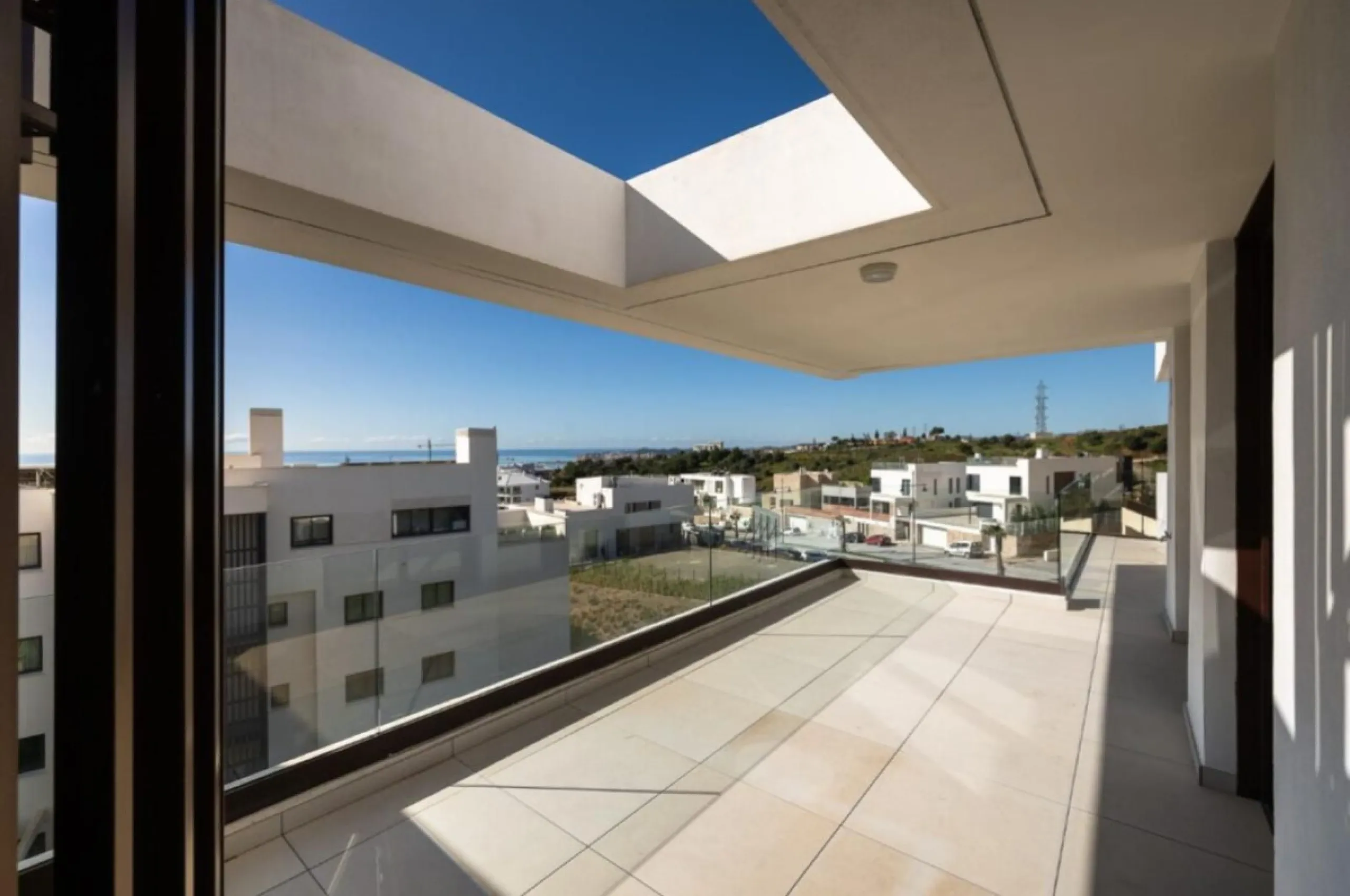 Discover elevated Mediterranean living in this striking penthouse in Reserva del Higuerón, ideally situated just a short 400-meter walk from the beaches of Fuengirola.