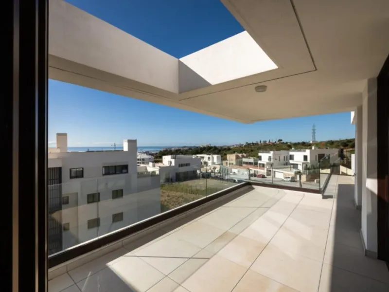 Discover elevated Mediterranean living in this striking penthouse in Reserva del Higuerón, ideally situated just a short 400-meter walk from the beaches of Fuengirola.