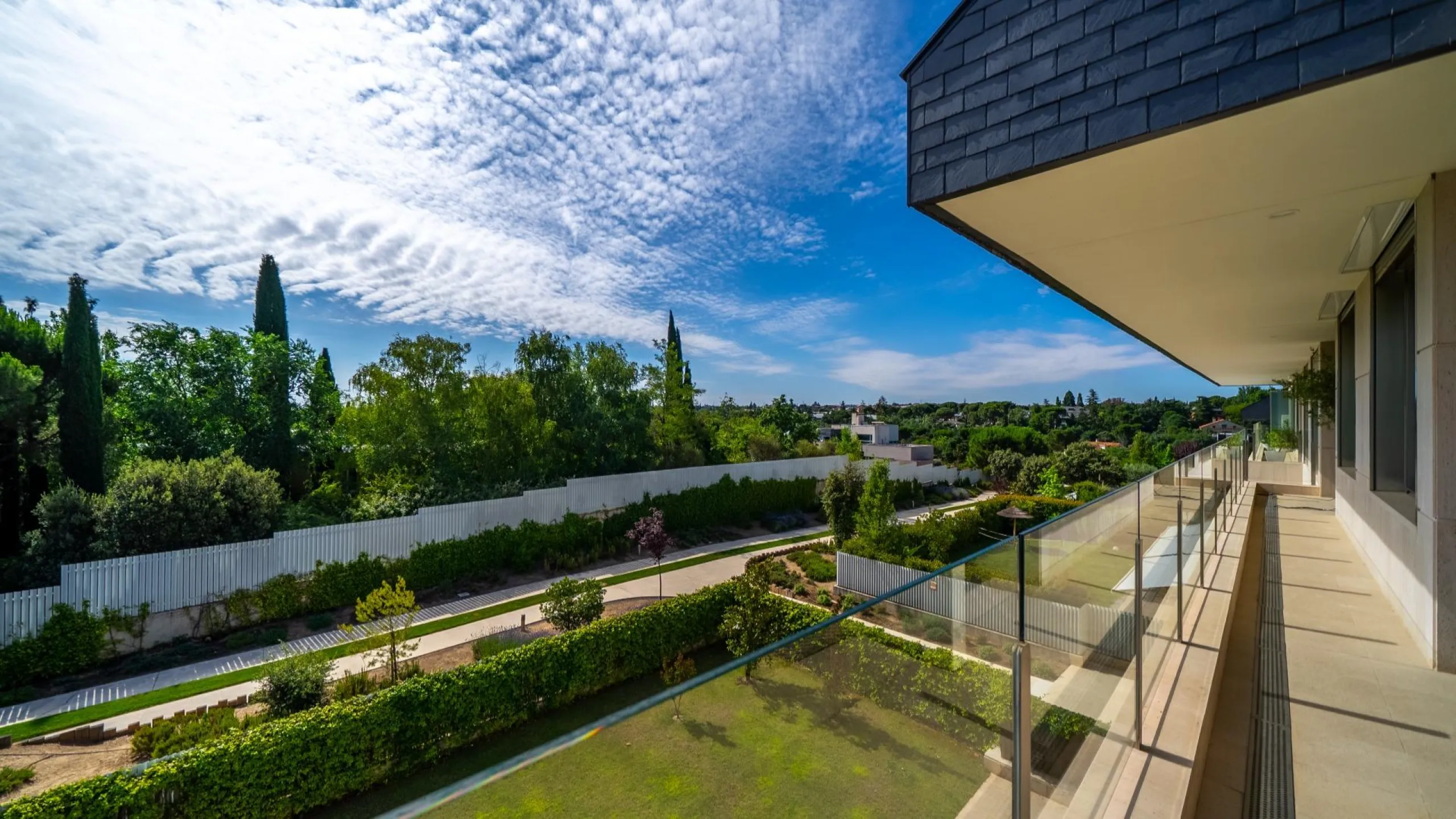 Ático Dúplex de Lujo, un Oasis de Privacidad y Luz con Increíbles Terrazas