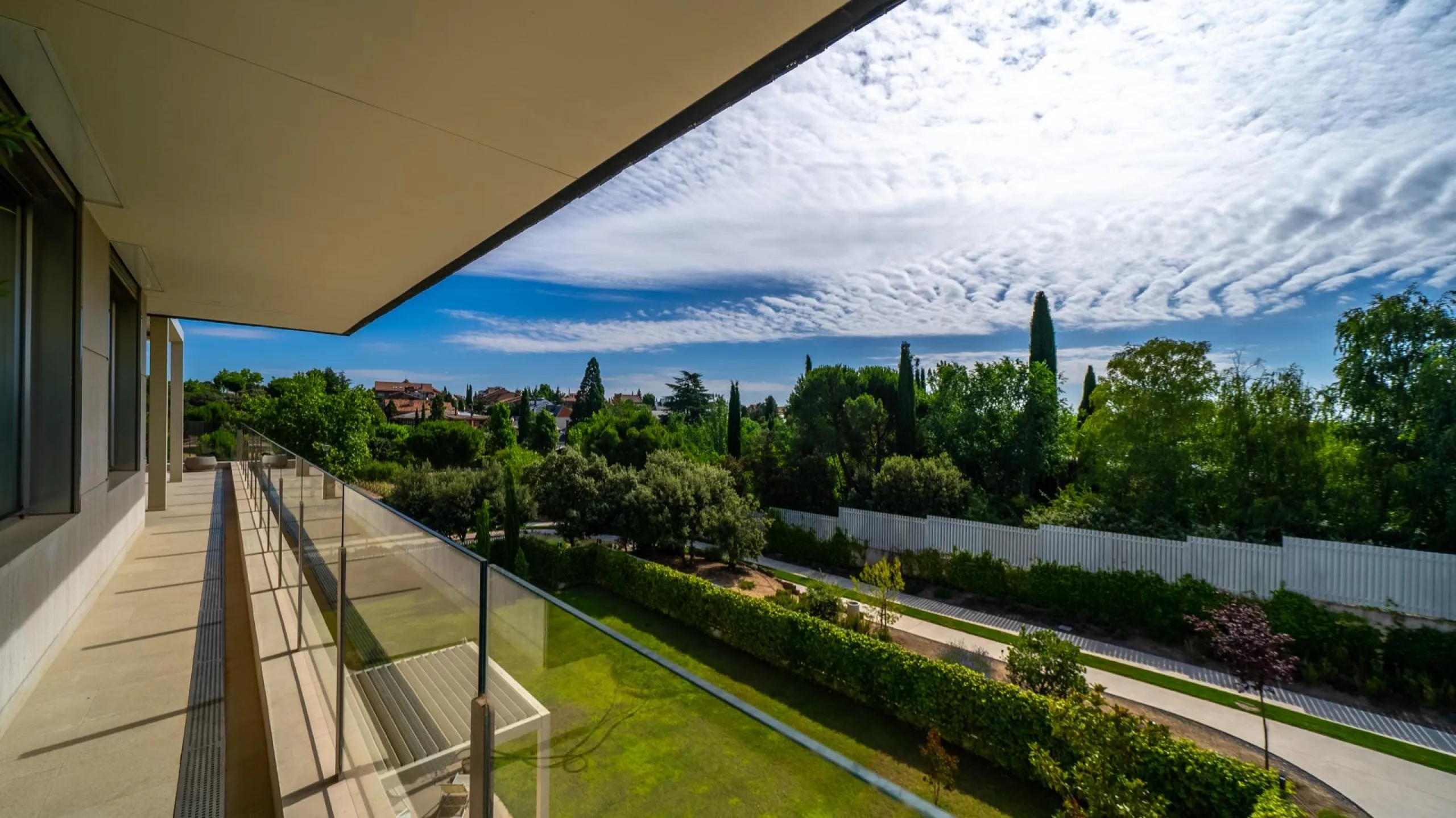 Ático Dúplex de Lujo, un Oasis de Privacidad y Luz con Increíbles Terrazas