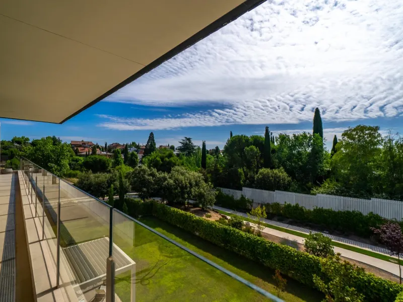 Ático Dúplex de Lujo, un Oasis de Privacidad y Luz con Increíbles Terrazas