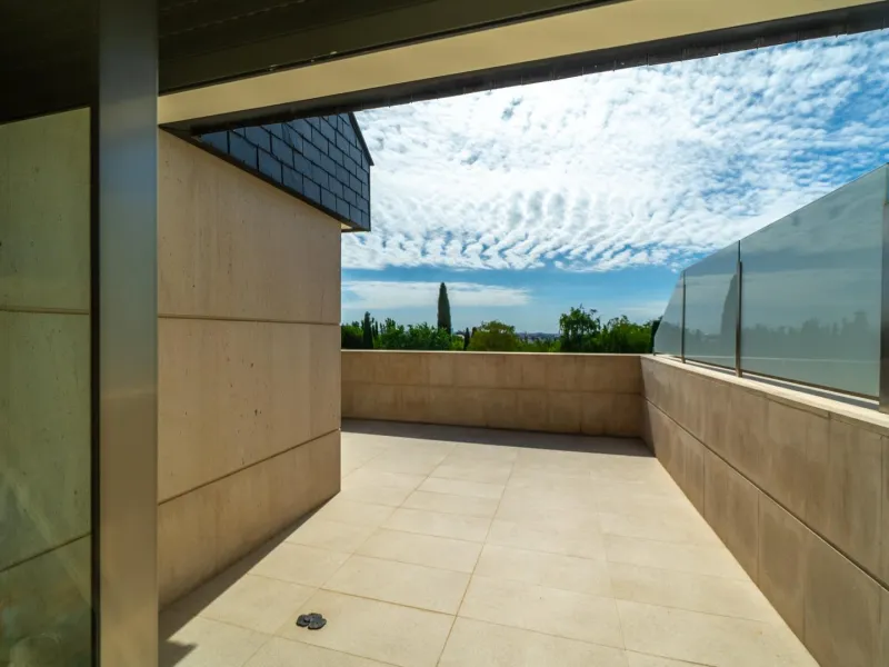 Ático Dúplex de Lujo, un Oasis de Privacidad y Luz con Increíbles Terrazas