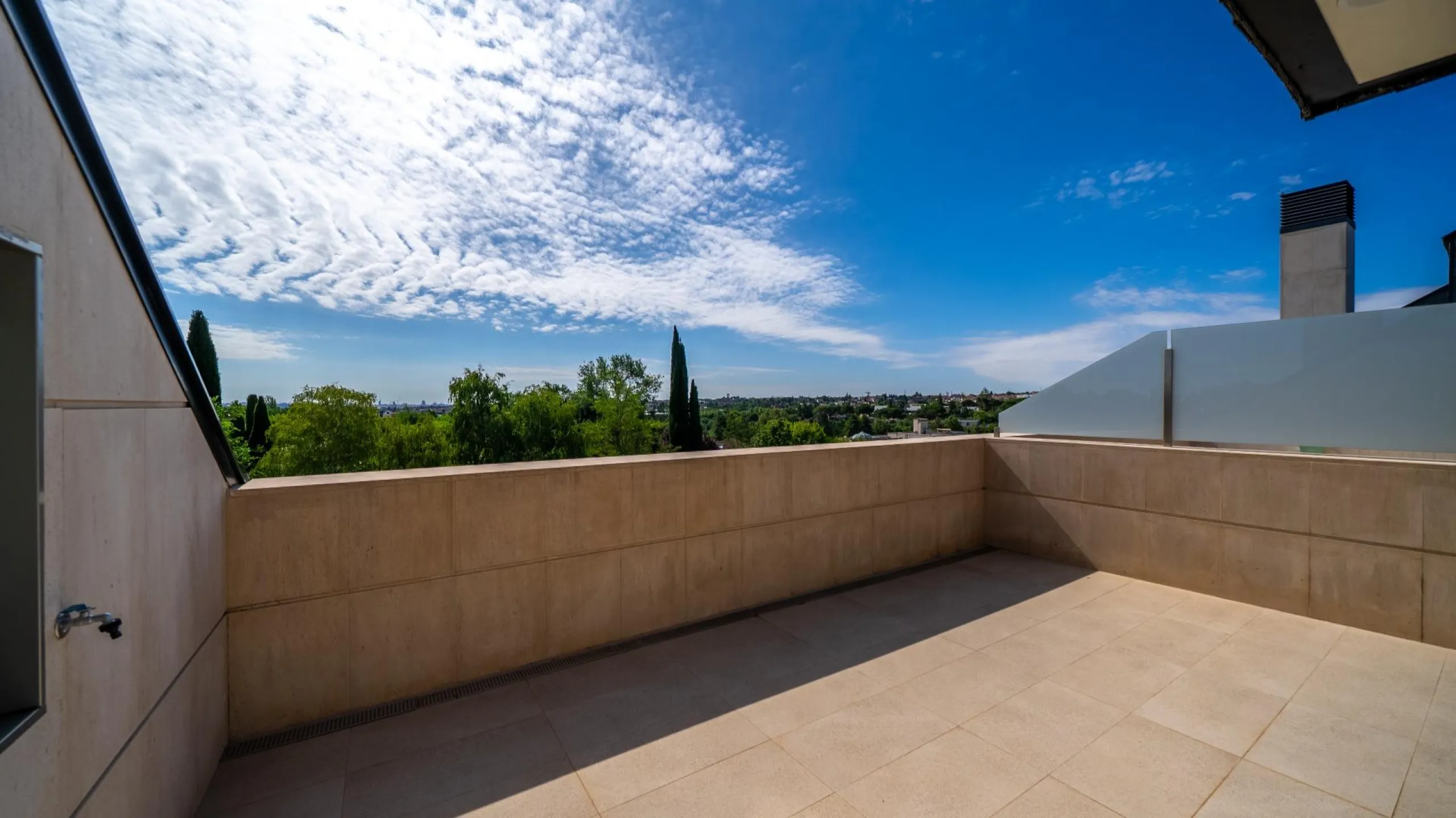 Ático Dúplex de Lujo, un Oasis de Privacidad y Luz con Increíbles Terrazas