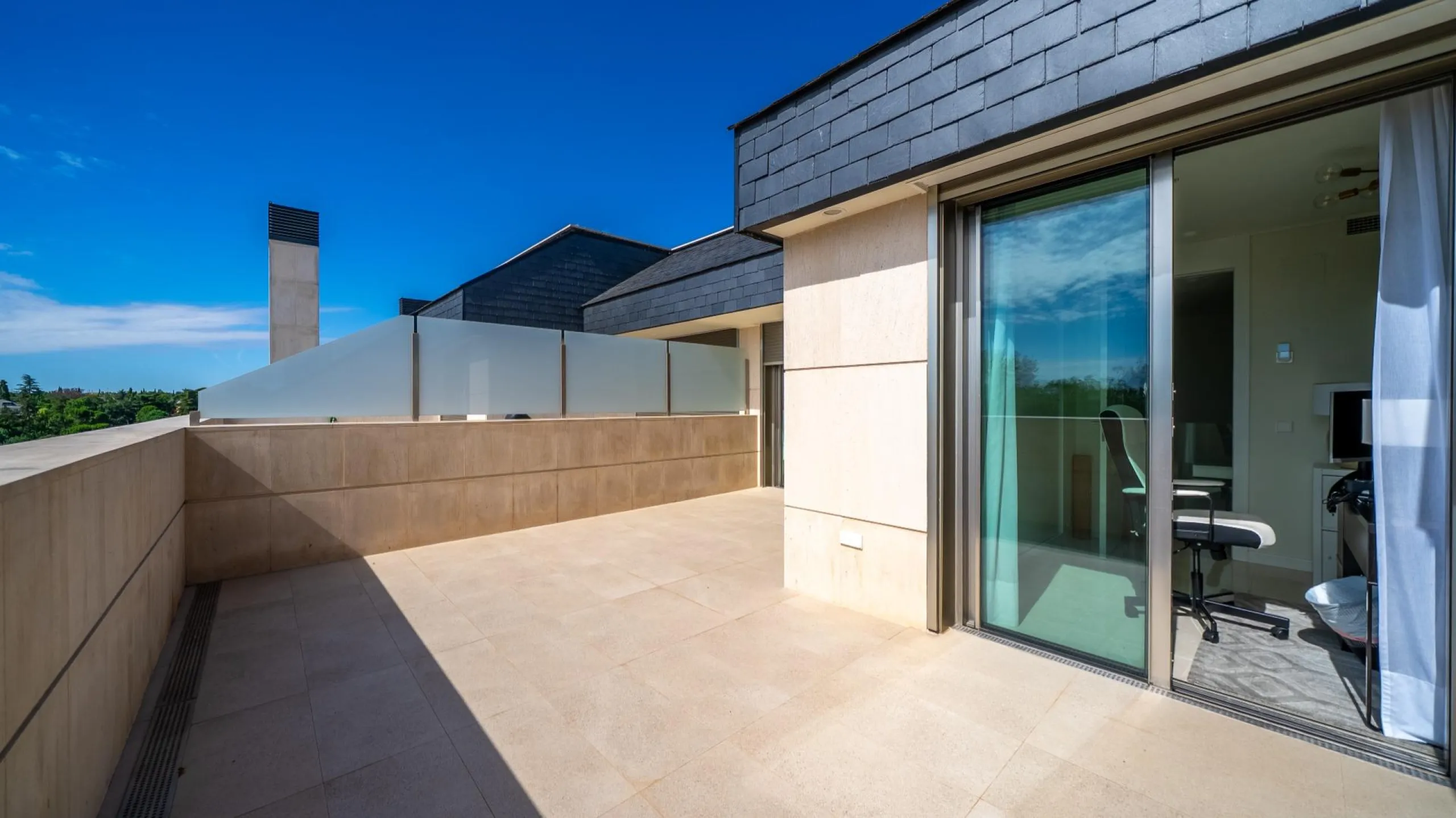 Ático Dúplex de Lujo, un Oasis de Privacidad y Luz con Increíbles Terrazas