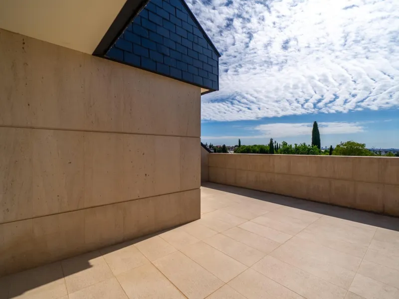 Ático Dúplex de Lujo, un Oasis de Privacidad y Luz con Increíbles Terrazas