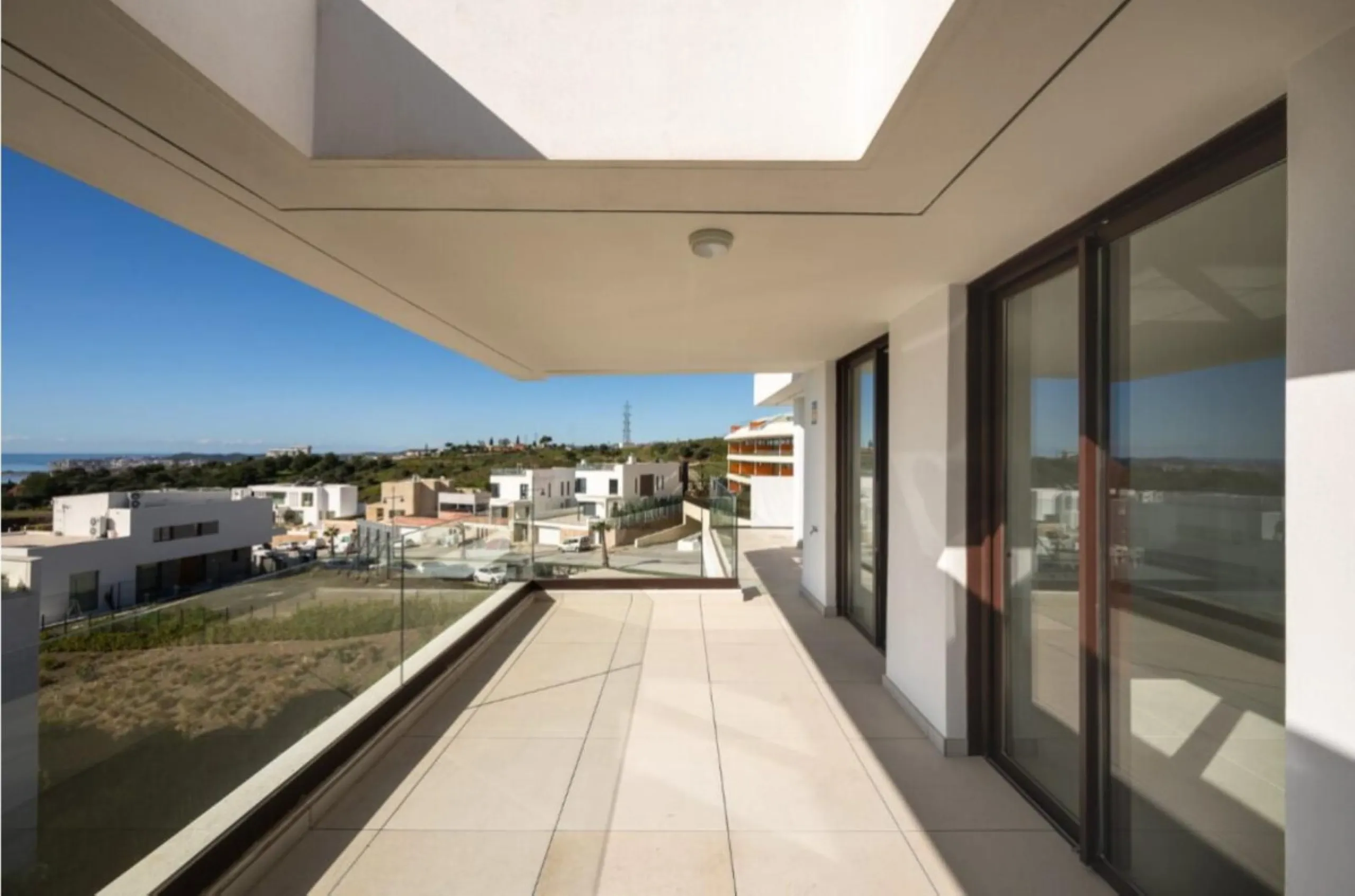 Discover elevated Mediterranean living in this striking penthouse in Reserva del Higuerón, ideally situated just a short 400-meter walk from the beaches of Fuengirola.