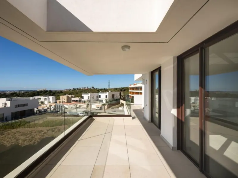 Discover elevated Mediterranean living in this striking penthouse in Reserva del Higuerón, ideally situated just a short 400-meter walk from the beaches of Fuengirola.