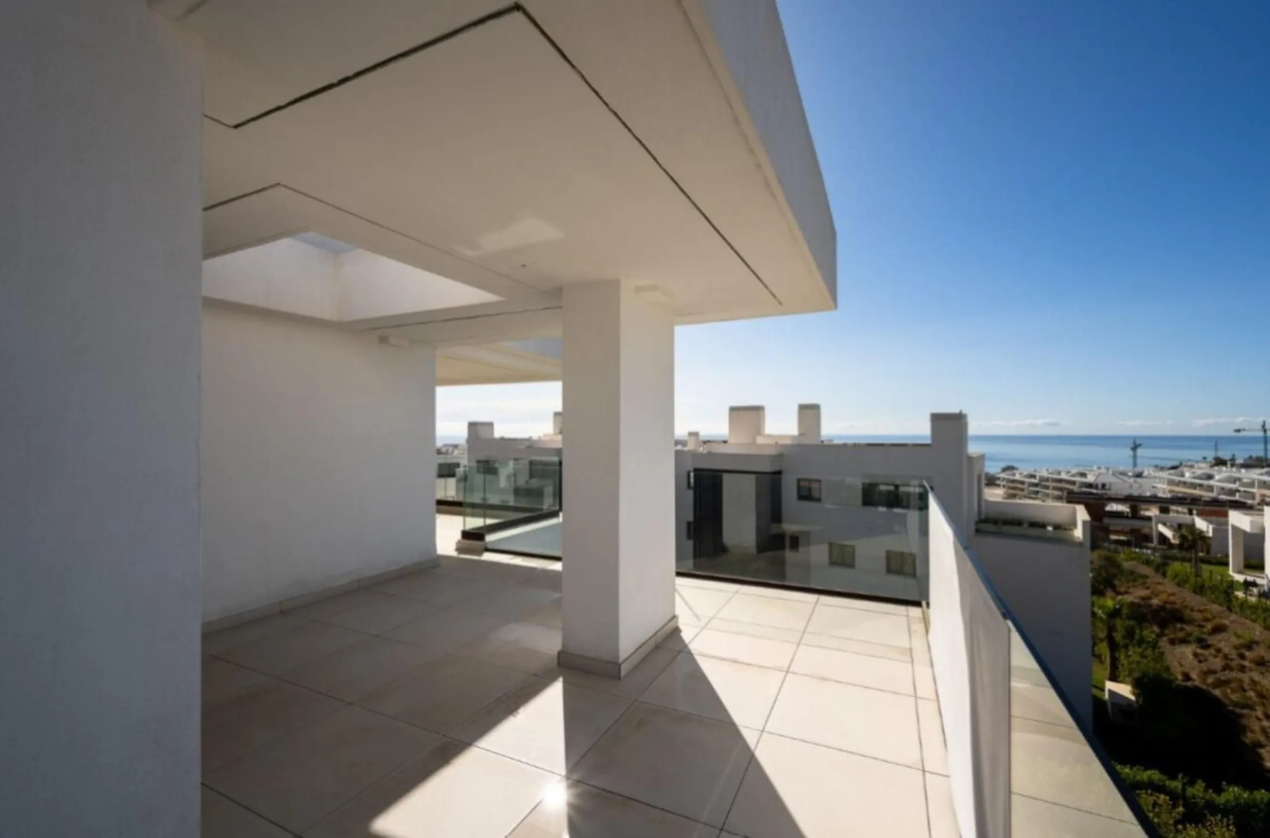 Discover elevated Mediterranean living in this striking penthouse in Reserva del Higuerón, ideally situated just a short 400-meter walk from the beaches of Fuengirola.