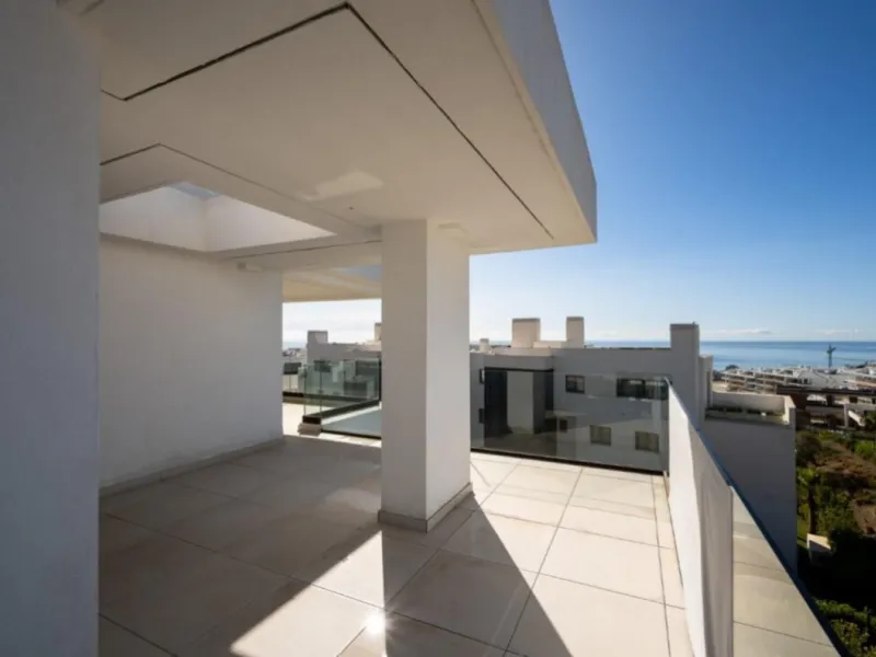 Discover elevated Mediterranean living in this striking penthouse in Reserva del Higuerón, ideally situated just a short 400-meter walk from the beaches of Fuengirola.