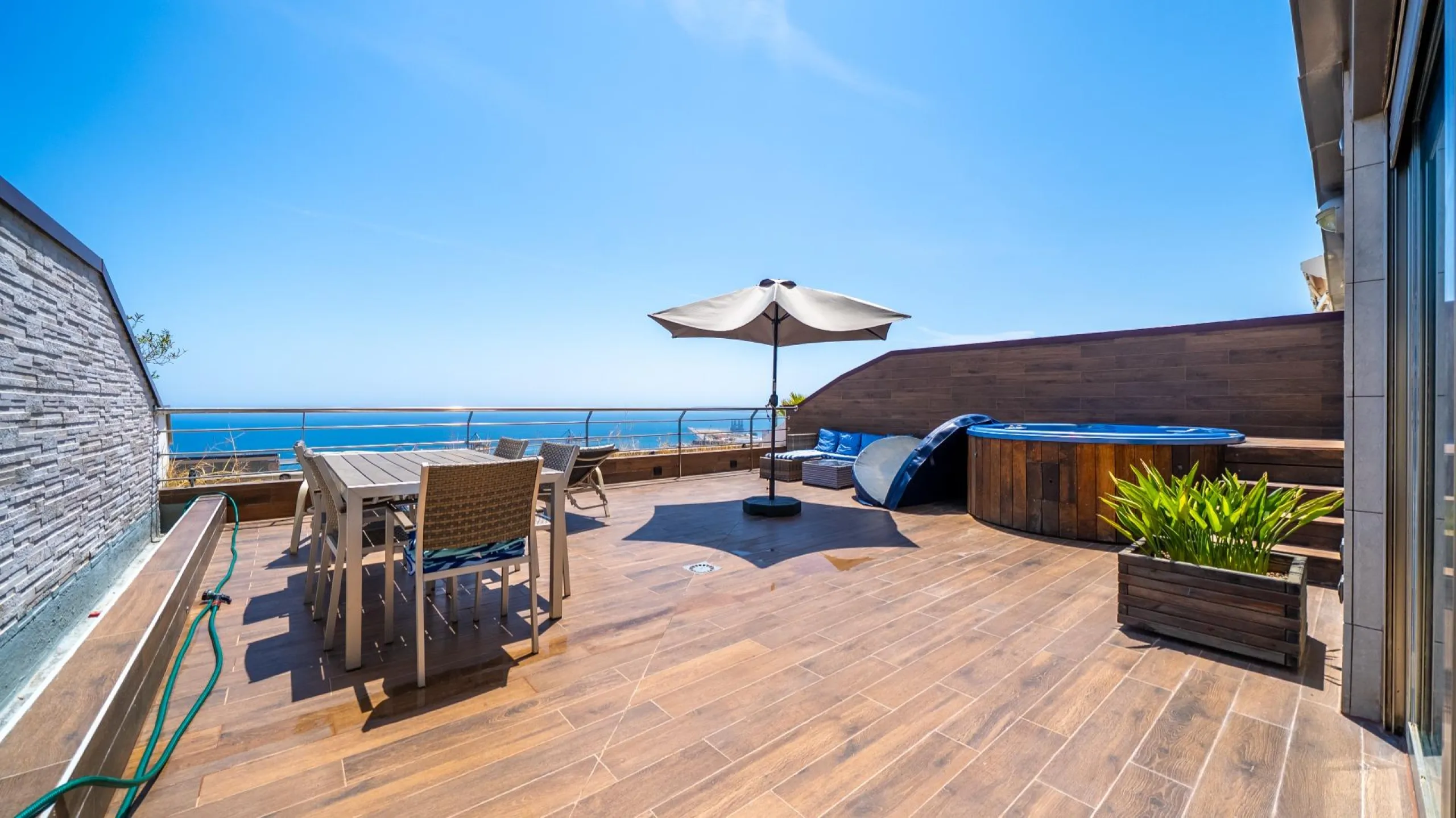 THE MOST EXCLUSIVE PENTHOUSE IN ALICANTE WITH TOURIST LICENSE | 31st Floor · 55 m² Terrace with Jacuzzi · 360° Views of the Mediterranean