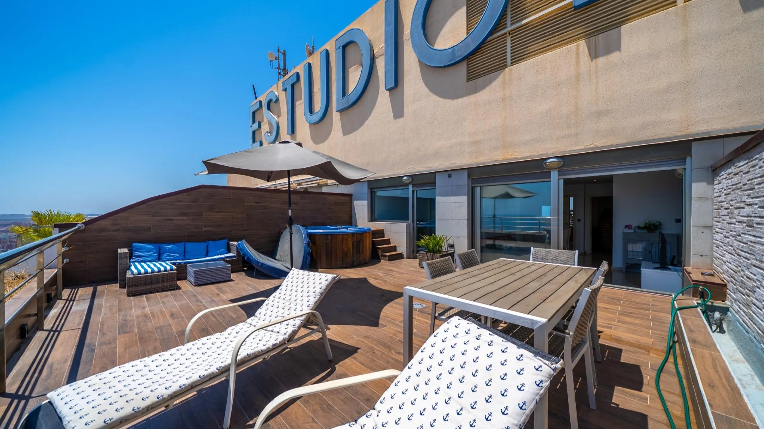 THE MOST EXCLUSIVE PENTHOUSE IN ALICANTE WITH TOURIST LICENSE | 31st Floor · 55 m² Terrace with Jacuzzi · 360° Views of the Mediterranean