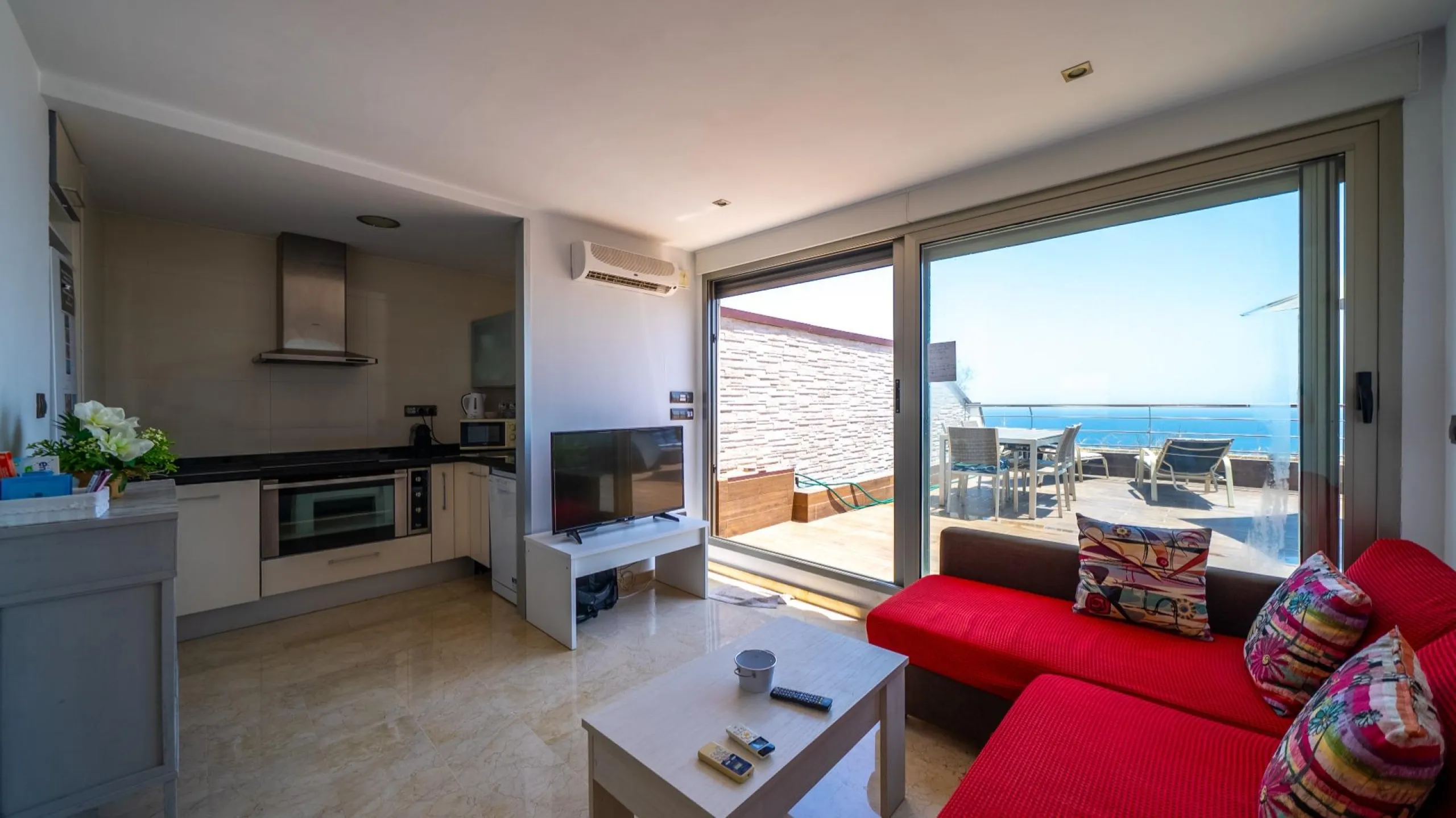 THE MOST EXCLUSIVE PENTHOUSE IN ALICANTE WITH TOURIST LICENSE | 31st Floor · 55 m² Terrace with Jacuzzi · 360° Views of the Mediterranean