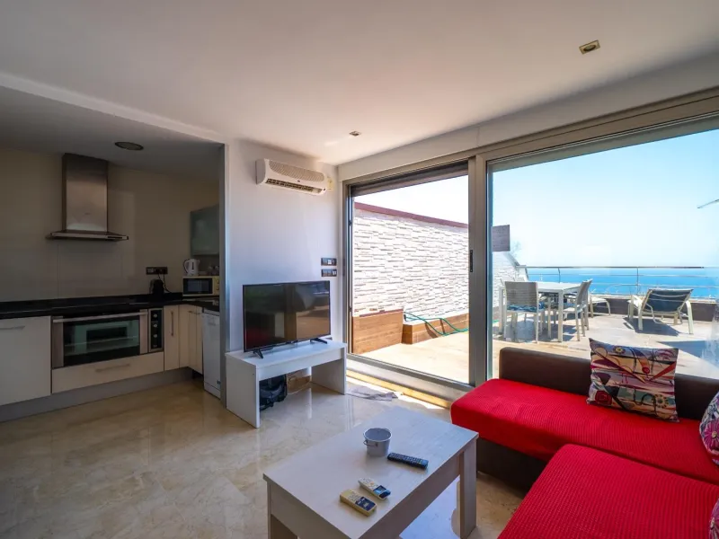 THE MOST EXCLUSIVE PENTHOUSE IN ALICANTE WITH TOURIST LICENSE | 31st Floor · 55 m² Terrace with Jacuzzi · 360° Views of the Mediterranean