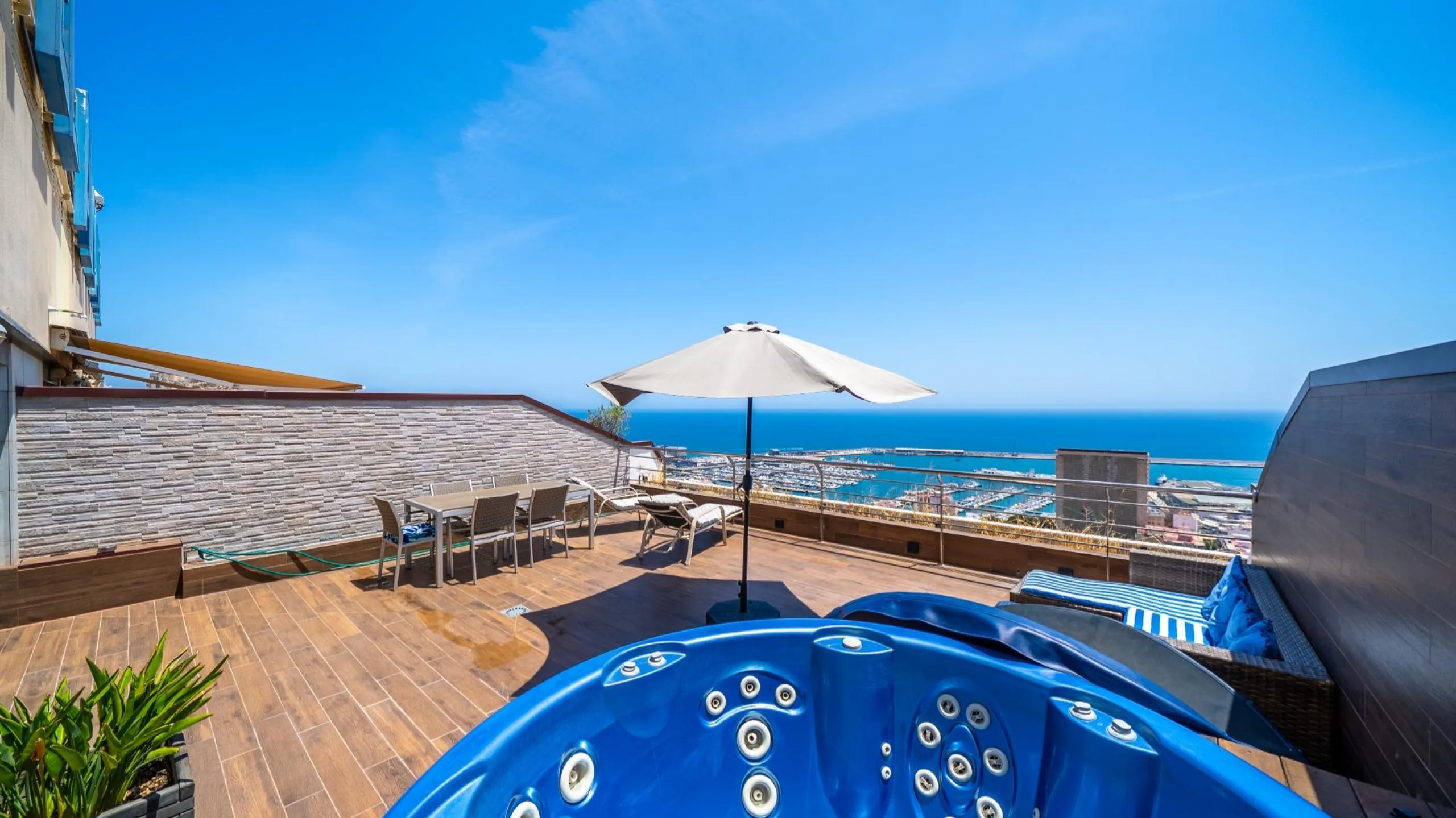 THE MOST EXCLUSIVE PENTHOUSE IN ALICANTE WITH TOURIST LICENSE | 31st Floor · 55 m² Terrace with Jacuzzi · 360° Views of the Mediterranean