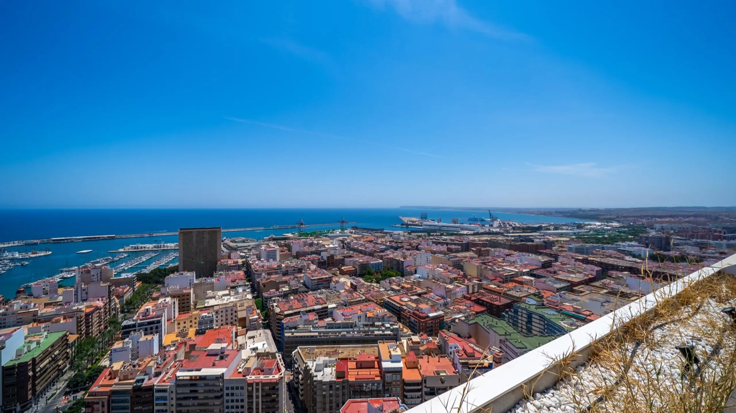 THE MOST EXCLUSIVE PENTHOUSE IN ALICANTE WITH TOURIST LICENSE | 31st Floor · 55 m² Terrace with Jacuzzi · 360° Views of the Mediterranean