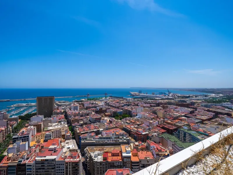 THE MOST EXCLUSIVE PENTHOUSE IN ALICANTE WITH TOURIST LICENSE | 31st Floor · 55 m² Terrace with Jacuzzi · 360° Views of the Mediterranean
