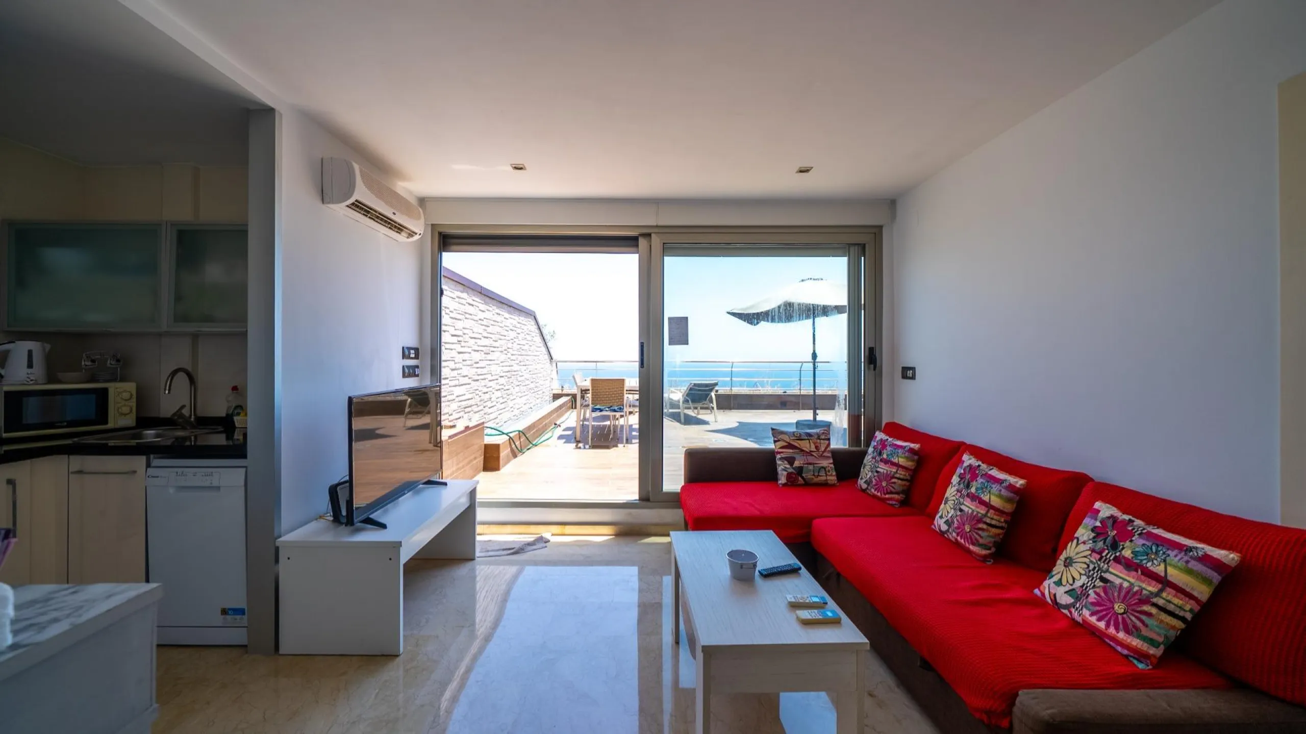 THE MOST EXCLUSIVE PENTHOUSE IN ALICANTE WITH TOURIST LICENSE | 31st Floor · 55 m² Terrace with Jacuzzi · 360° Views of the Mediterranean