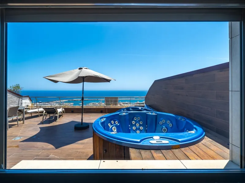 THE MOST EXCLUSIVE PENTHOUSE IN ALICANTE WITH TOURIST LICENSE | 31st Floor · 55 m² Terrace with Jacuzzi · 360° Views of the Mediterranean