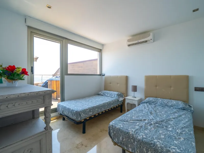 THE MOST EXCLUSIVE PENTHOUSE IN ALICANTE WITH TOURIST LICENSE | 31st Floor · 55 m² Terrace with Jacuzzi · 360° Views of the Mediterranean