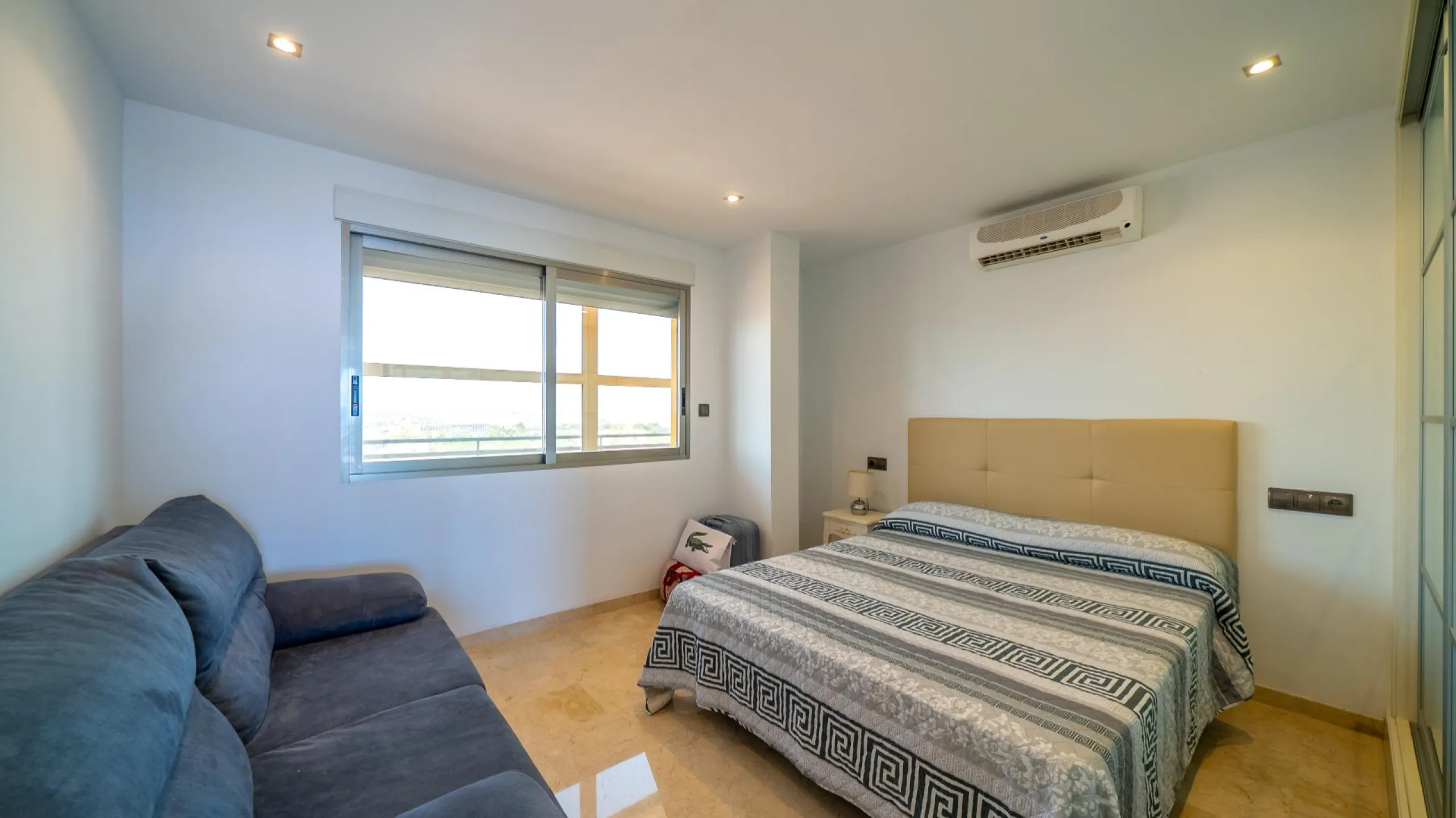 THE MOST EXCLUSIVE PENTHOUSE IN ALICANTE WITH TOURIST LICENSE | 31st Floor · 55 m² Terrace with Jacuzzi · 360° Views of the Mediterranean