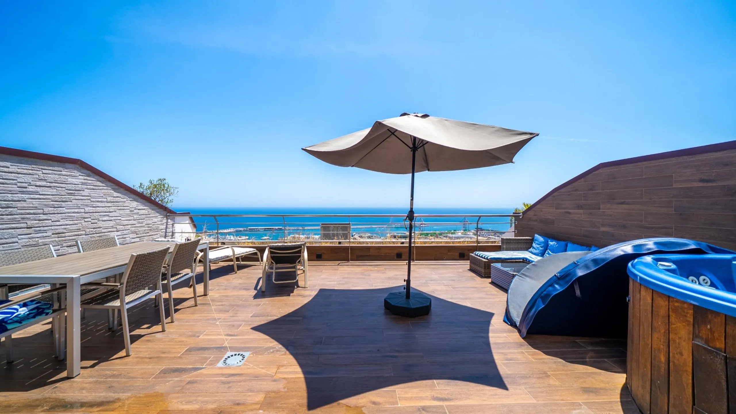 THE MOST EXCLUSIVE PENTHOUSE IN ALICANTE WITH TOURIST LICENSE | 31st Floor · 55 m² Terrace with Jacuzzi · 360° Views of the Mediterranean
