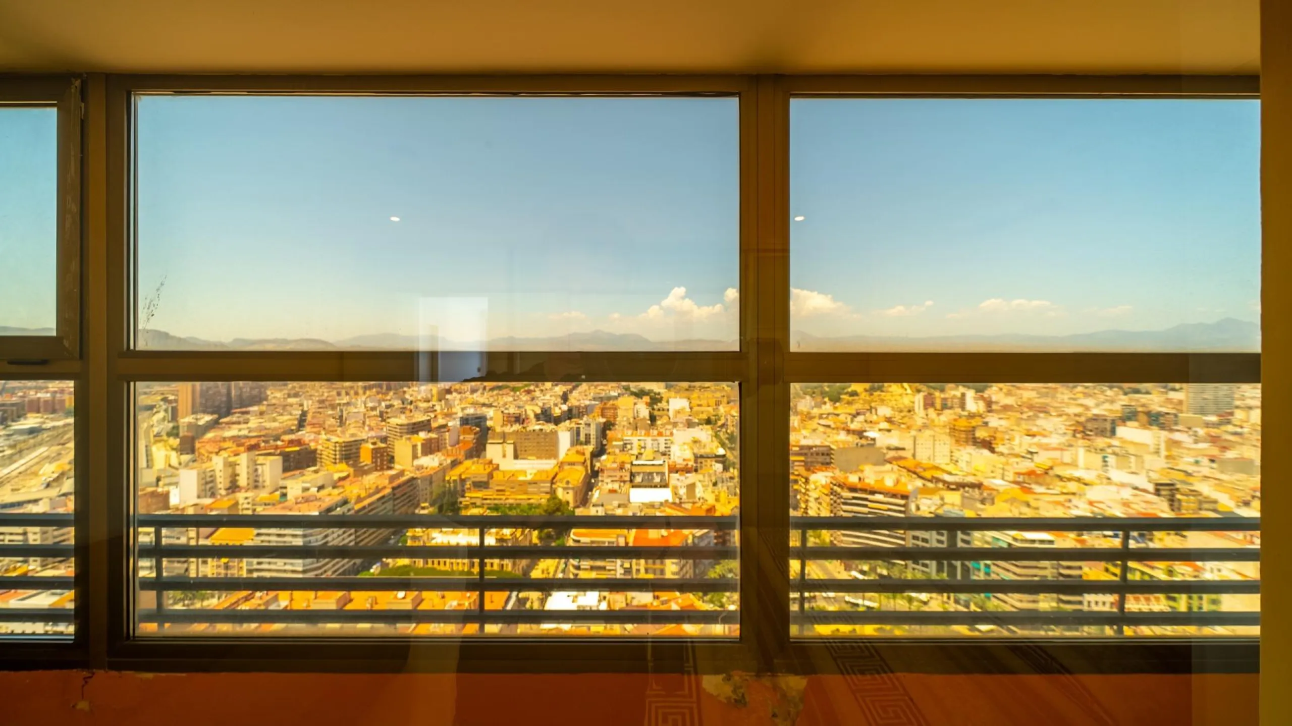 THE MOST EXCLUSIVE PENTHOUSE IN ALICANTE WITH TOURIST LICENSE | 31st Floor · 55 m² Terrace with Jacuzzi · 360° Views of the Mediterranean