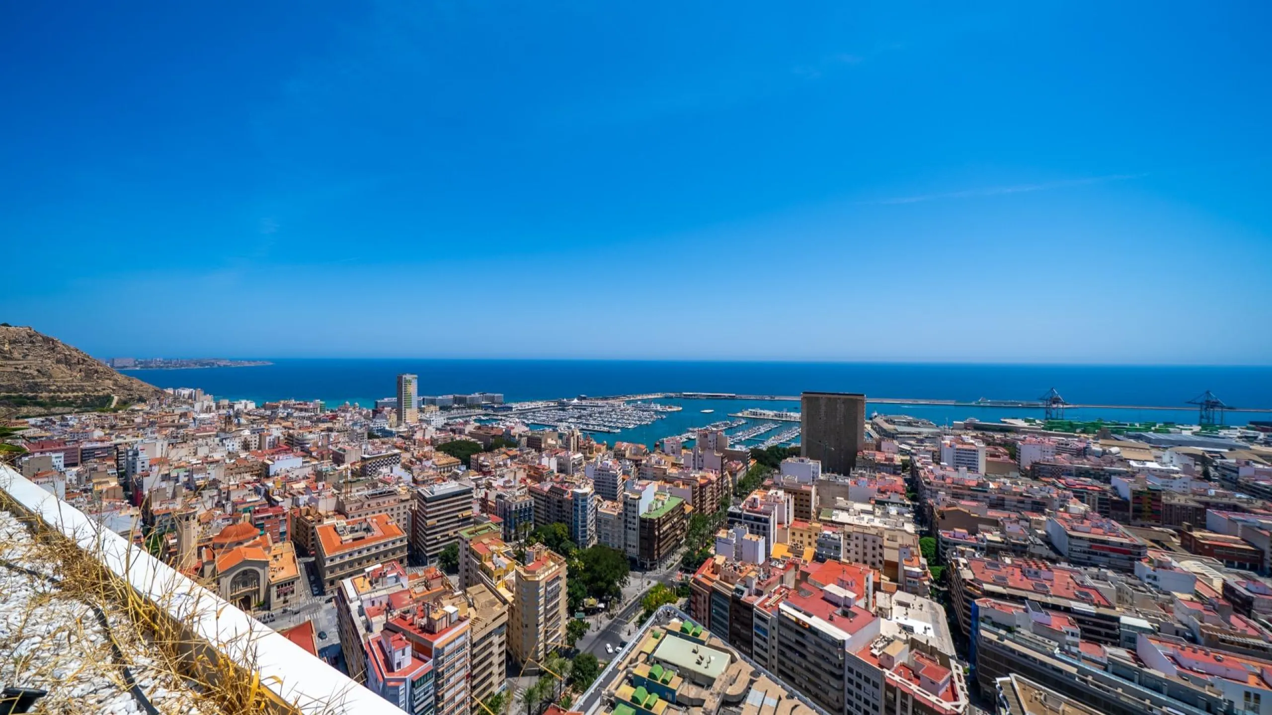 THE MOST EXCLUSIVE PENTHOUSE IN ALICANTE WITH TOURIST LICENSE | 31st Floor · 55 m² Terrace with Jacuzzi · 360° Views of the Mediterranean