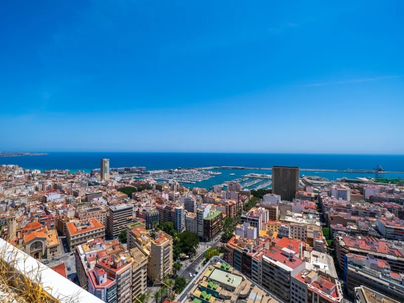 THE MOST EXCLUSIVE PENTHOUSE IN ALICANTE WITH TOURIST LICENSE | 31st Floor · 55 m² Terrace with Jacuzzi · 360° Views of the Mediterranean