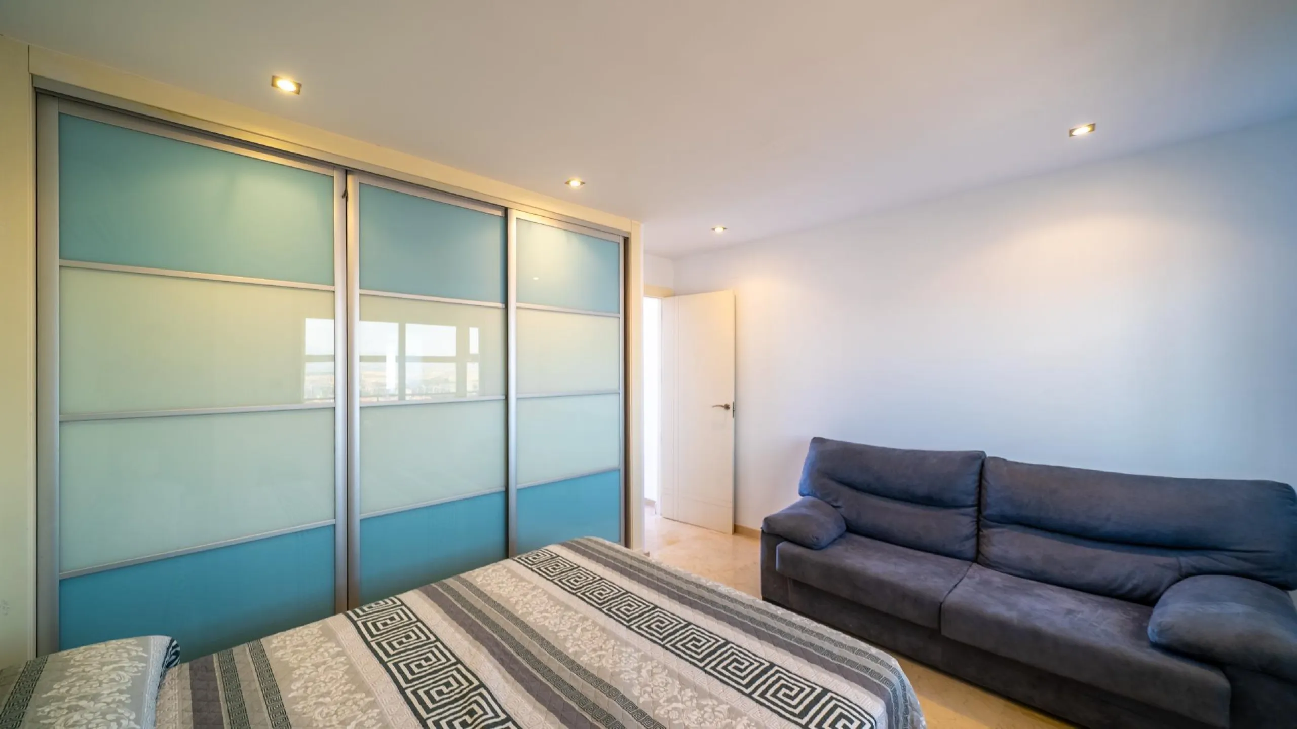 THE MOST EXCLUSIVE PENTHOUSE IN ALICANTE WITH TOURIST LICENSE | 31st Floor · 55 m² Terrace with Jacuzzi · 360° Views of the Mediterranean