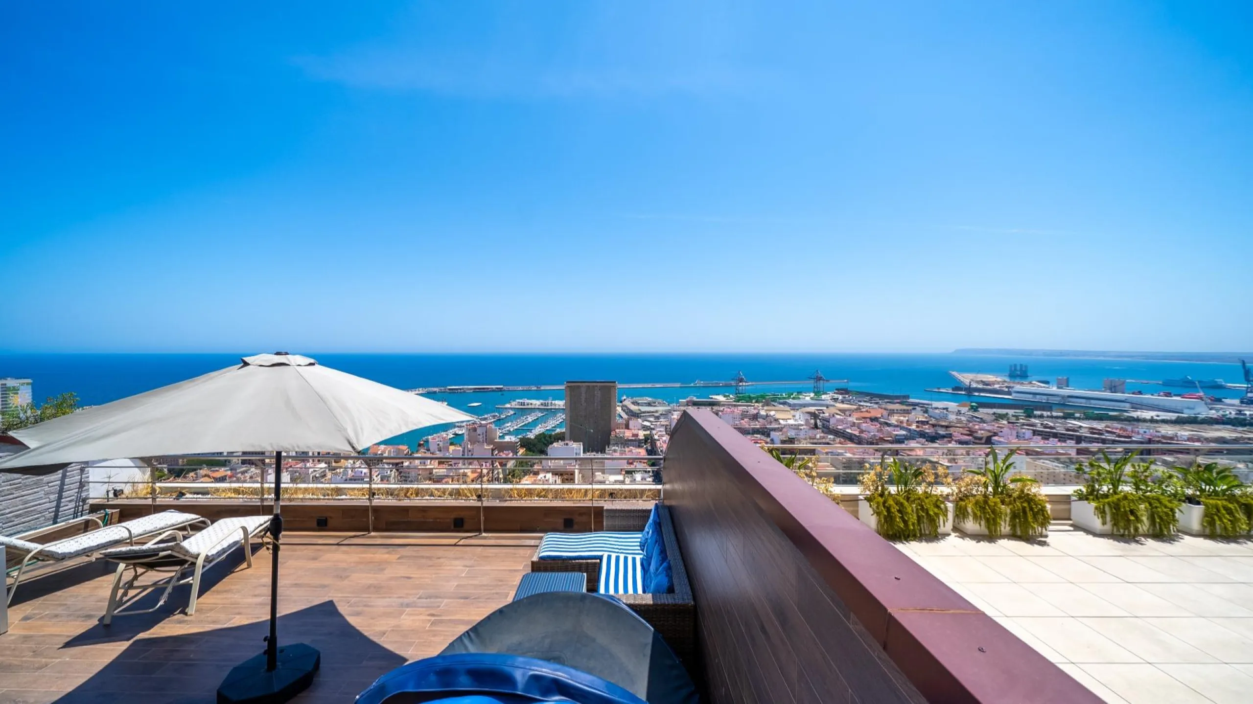 THE MOST EXCLUSIVE PENTHOUSE IN ALICANTE WITH TOURIST LICENSE | 31st Floor · 55 m² Terrace with Jacuzzi · 360° Views of the Mediterranean
