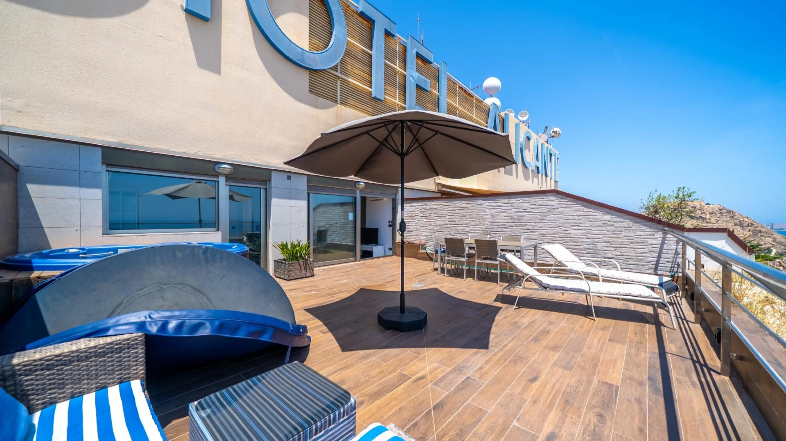 THE MOST EXCLUSIVE PENTHOUSE IN ALICANTE WITH TOURIST LICENSE | 31st Floor · 55 m² Terrace with Jacuzzi · 360° Views of the Mediterranean