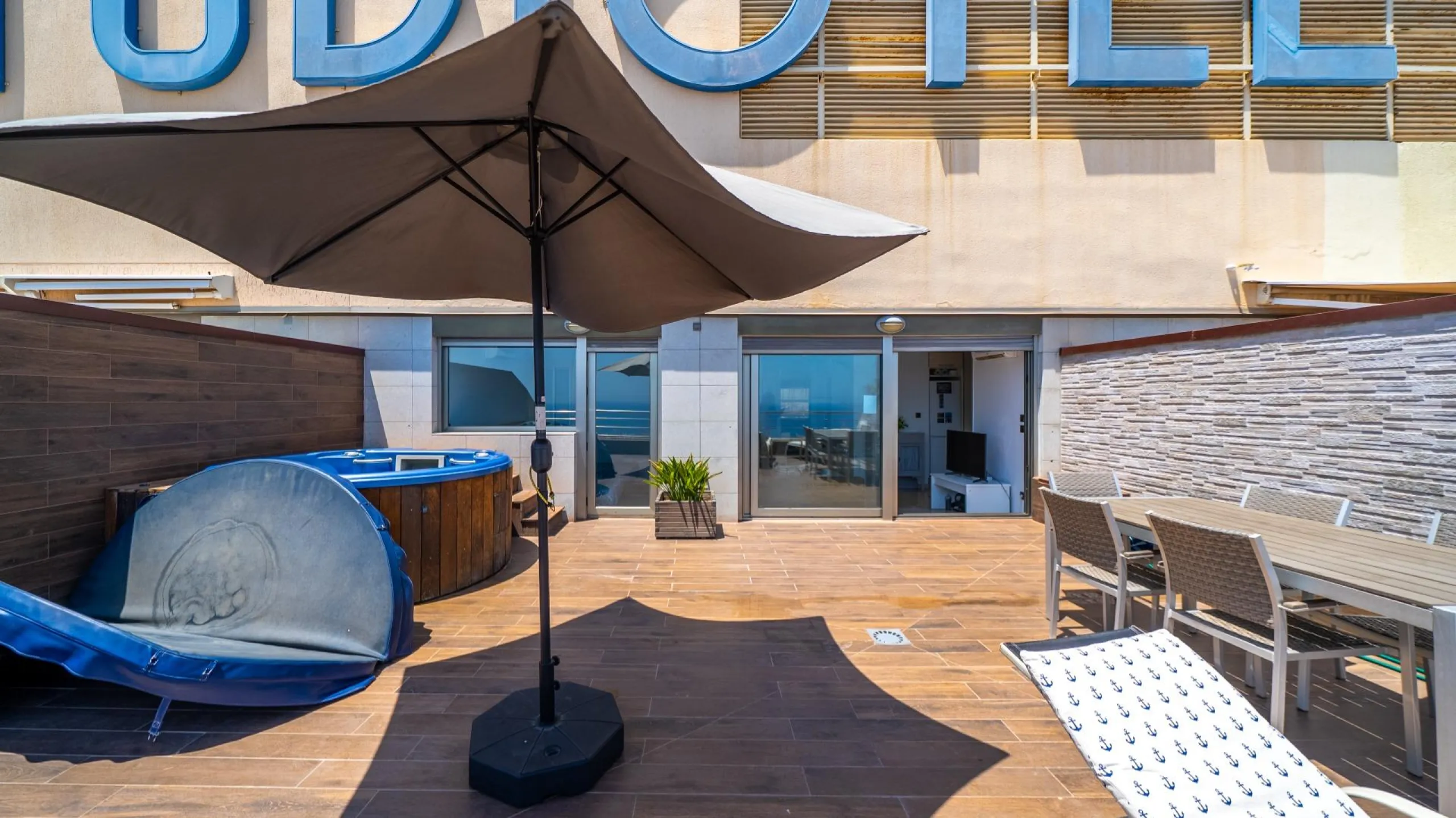THE MOST EXCLUSIVE PENTHOUSE IN ALICANTE WITH TOURIST LICENSE | 31st Floor · 55 m² Terrace with Jacuzzi · 360° Views of the Mediterranean