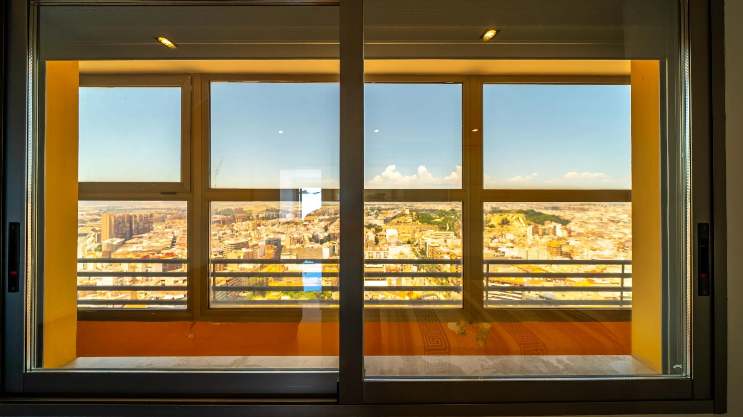 THE MOST EXCLUSIVE PENTHOUSE IN ALICANTE WITH TOURIST LICENSE | 31st Floor · 55 m² Terrace with Jacuzzi · 360° Views of the Mediterranean