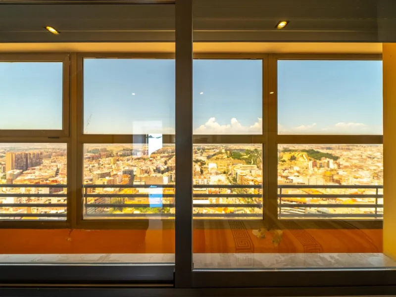 THE MOST EXCLUSIVE PENTHOUSE IN ALICANTE WITH TOURIST LICENSE | 31st Floor · 55 m² Terrace with Jacuzzi · 360° Views of the Mediterranean