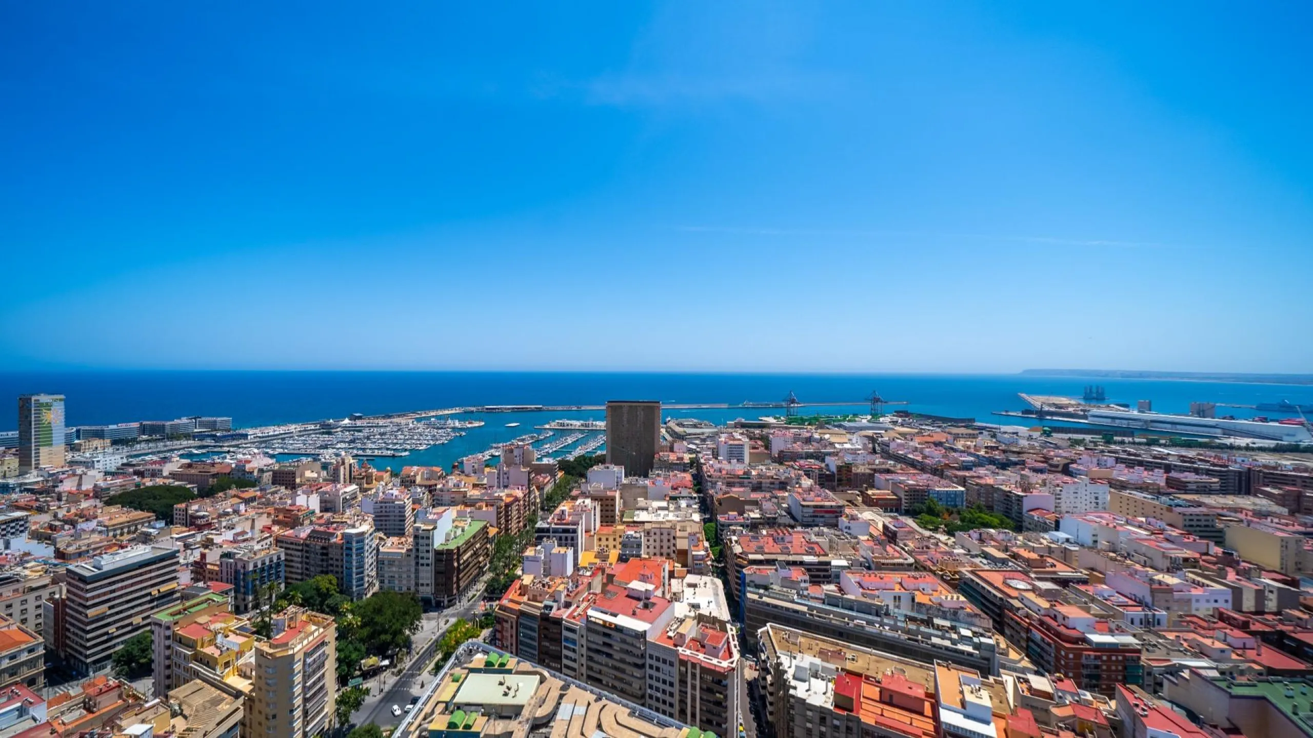 THE MOST EXCLUSIVE PENTHOUSE IN ALICANTE WITH TOURIST LICENSE | 31st Floor · 55 m² Terrace with Jacuzzi · 360° Views of the Mediterranean